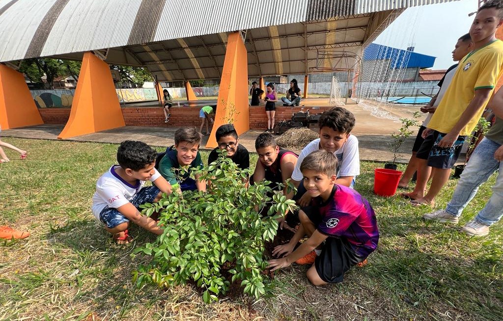 Crianças plantam muda de árvore frutífera no Centro da Juventude