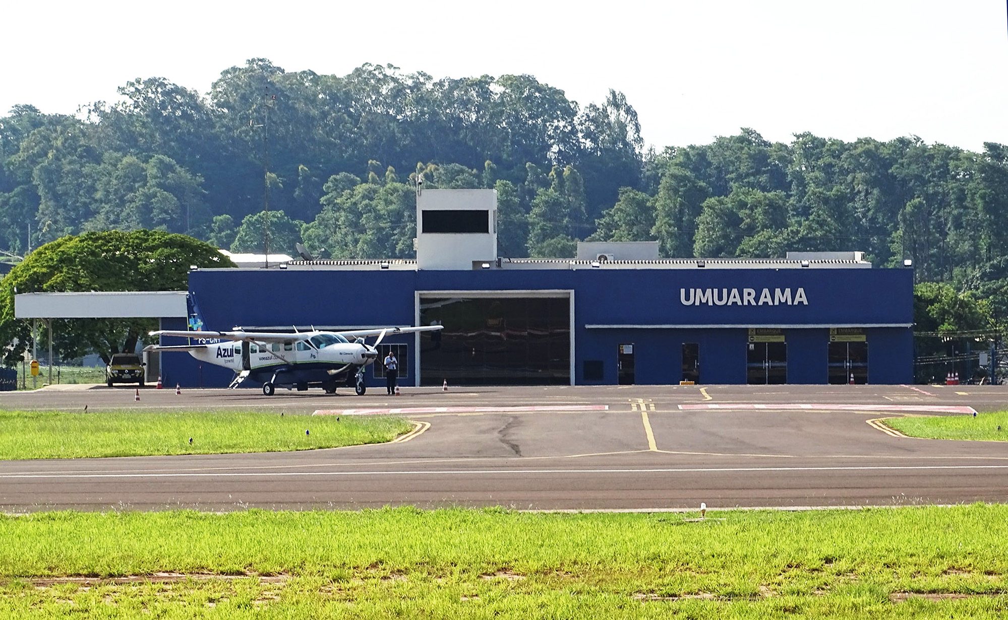 Imagem de avião em manobra no aeroporto de Umuarama