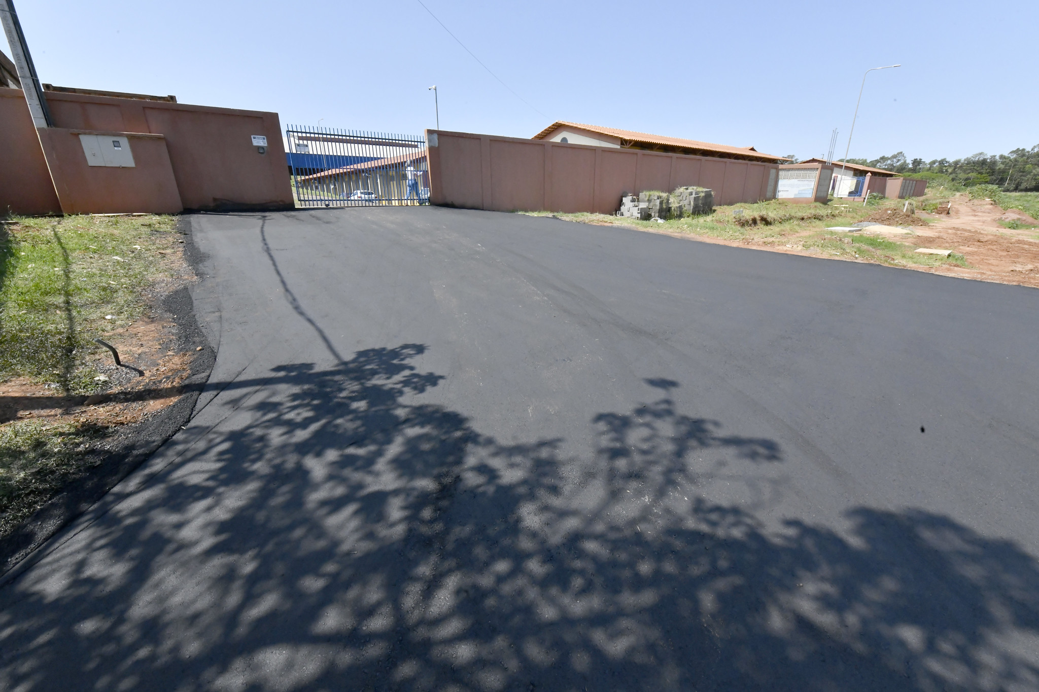 acesso pavimentado ao portão da escola evangélica