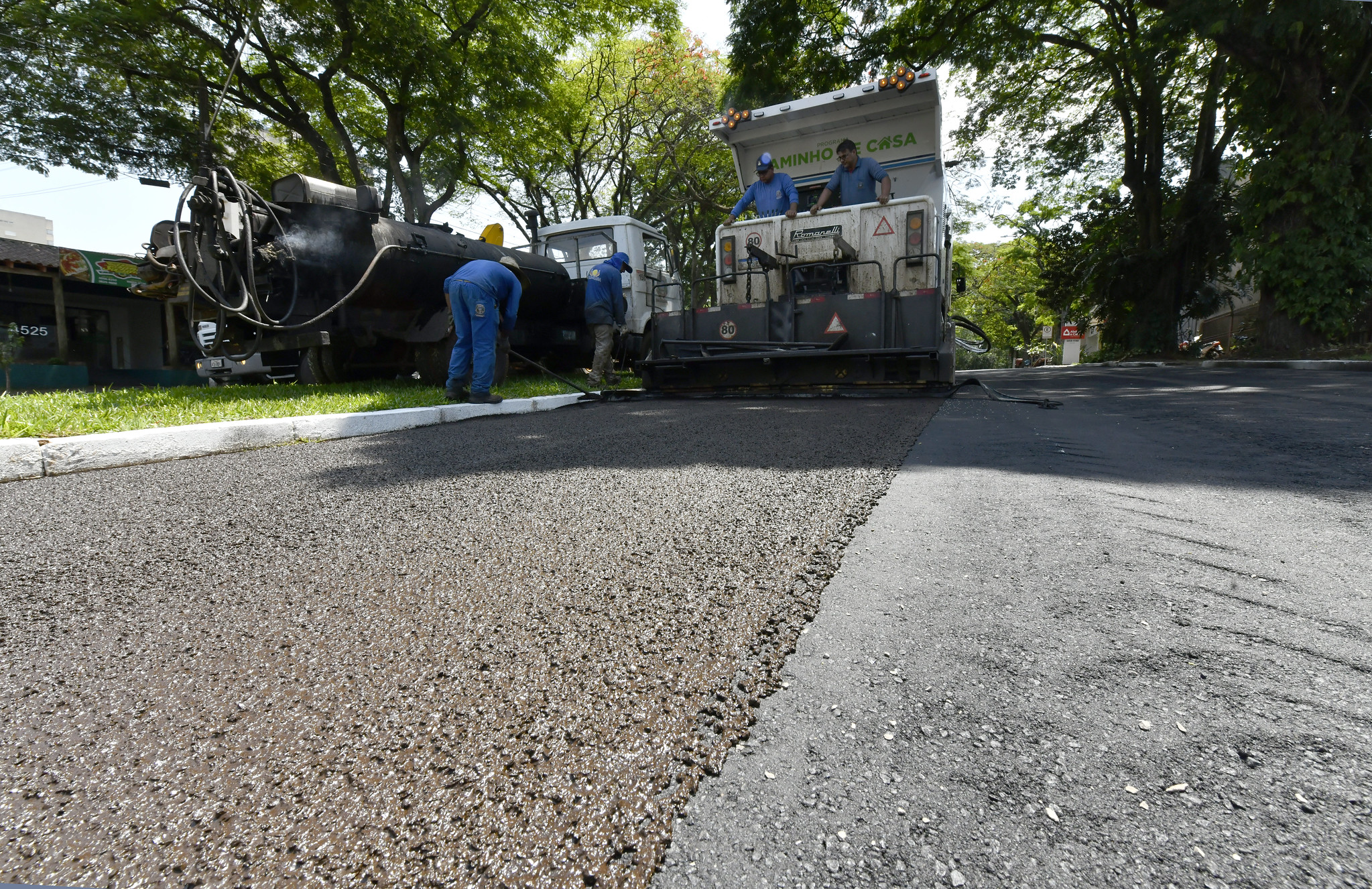serviço de micropavimentação é executado na avenida astorga