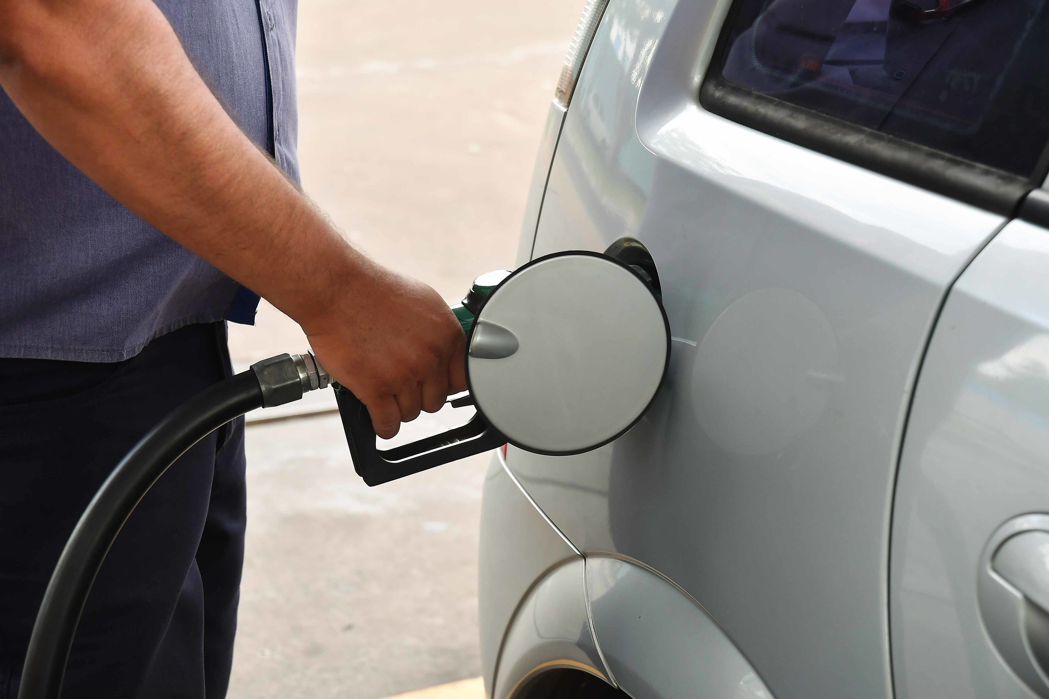 frentista abastecendo carro