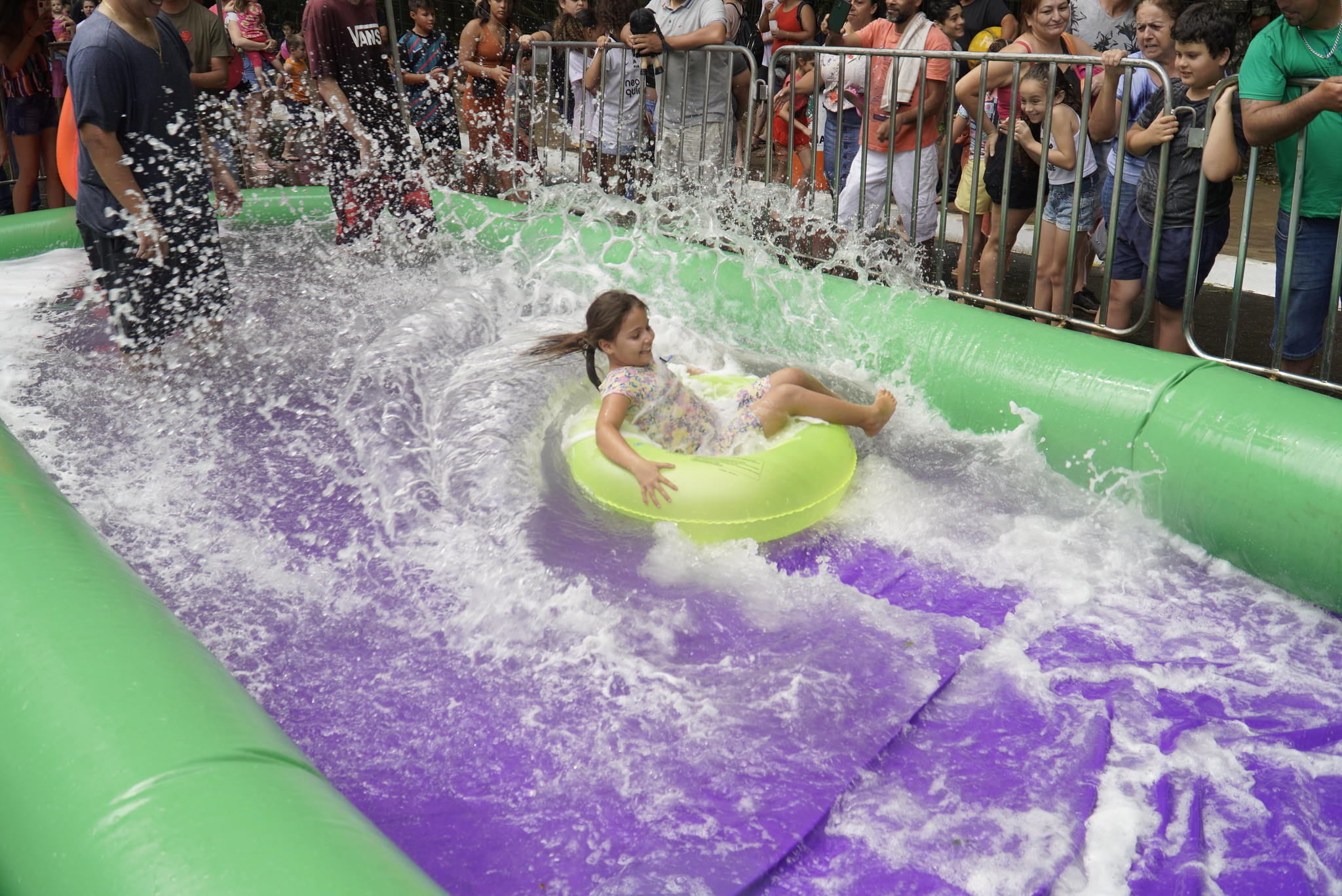 criança desde em bóia inflável no brinquedo toboágua