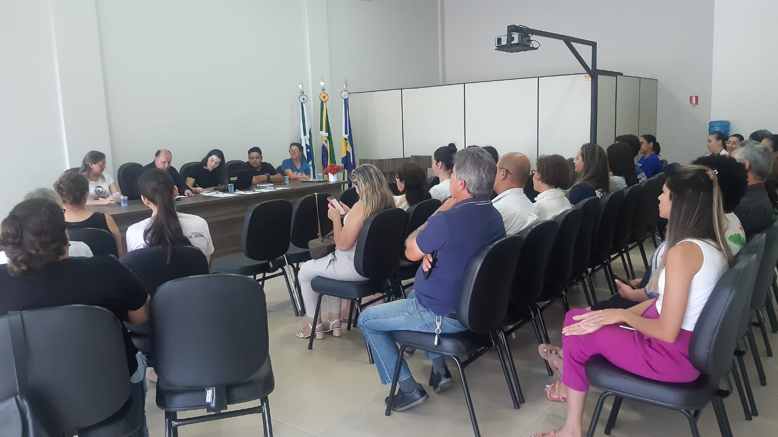 sala lotada com eleitores e candidatos ao cargo de conselheiro do CMDCA