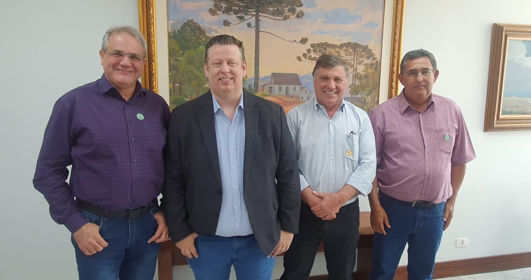 políticos perfilados em sala onde funciona chefia de gabinete do governador