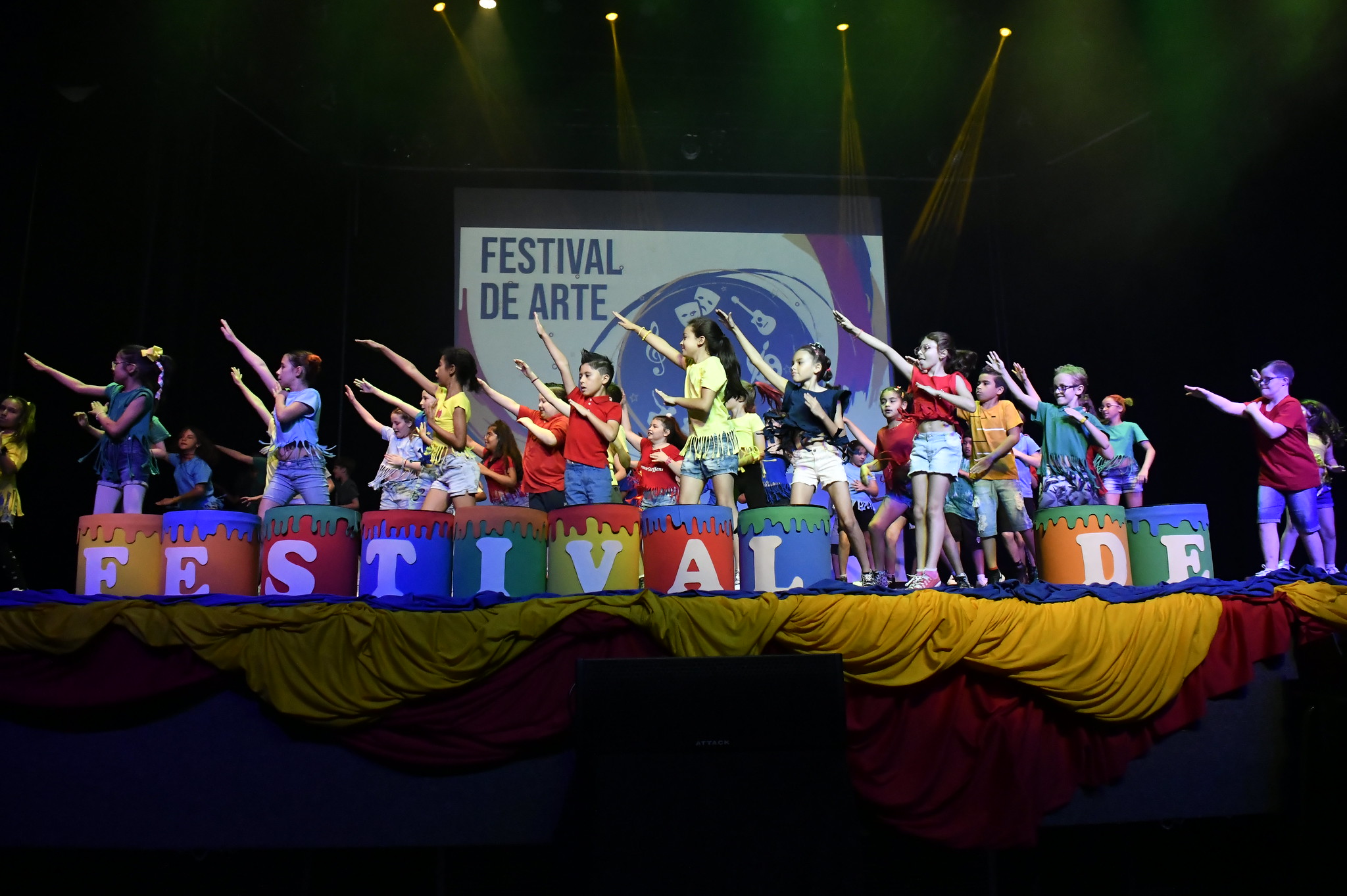 apresentação de dança feita por crianças no palco do teatro