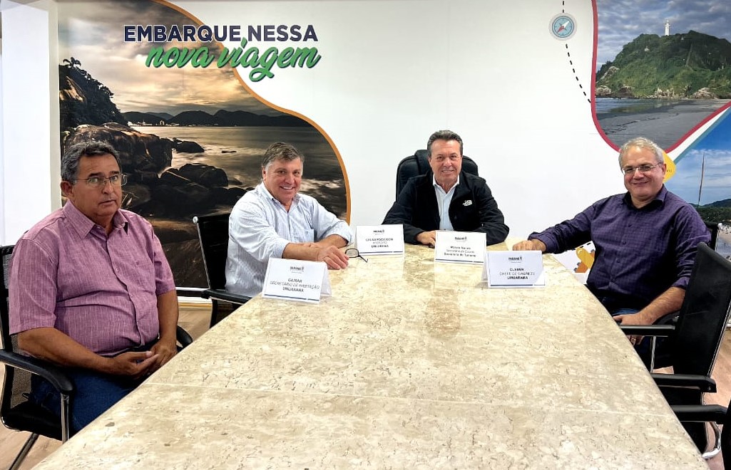 prefeito, secretários e deputado reunidos em uma mesa