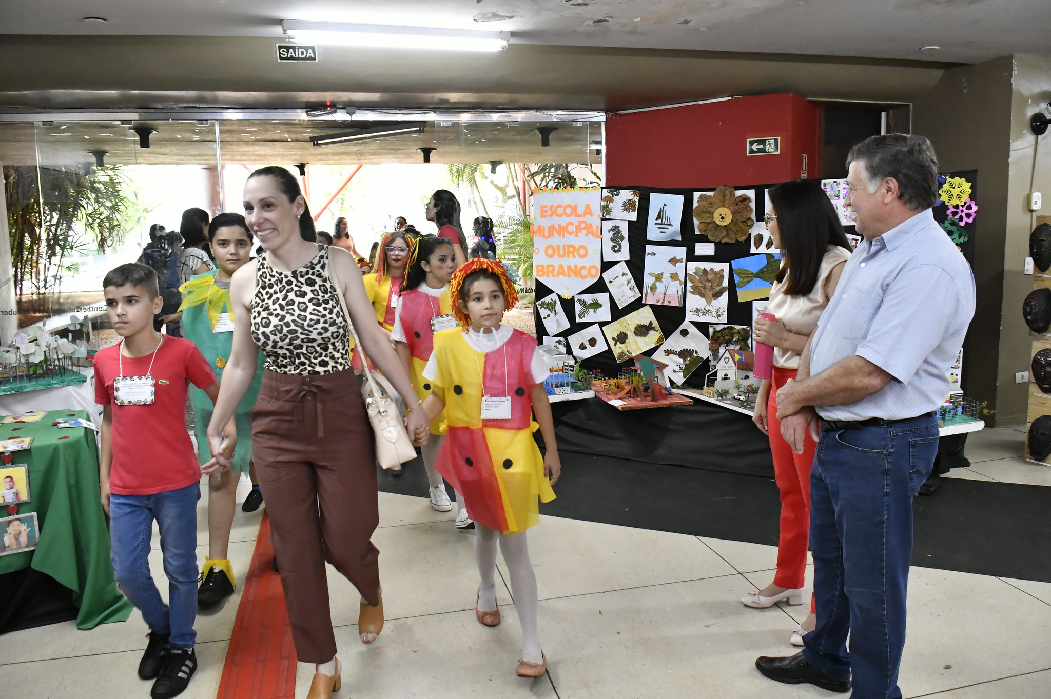 prefeito observa desfile de alunos no festival de artes, na fundação cultural