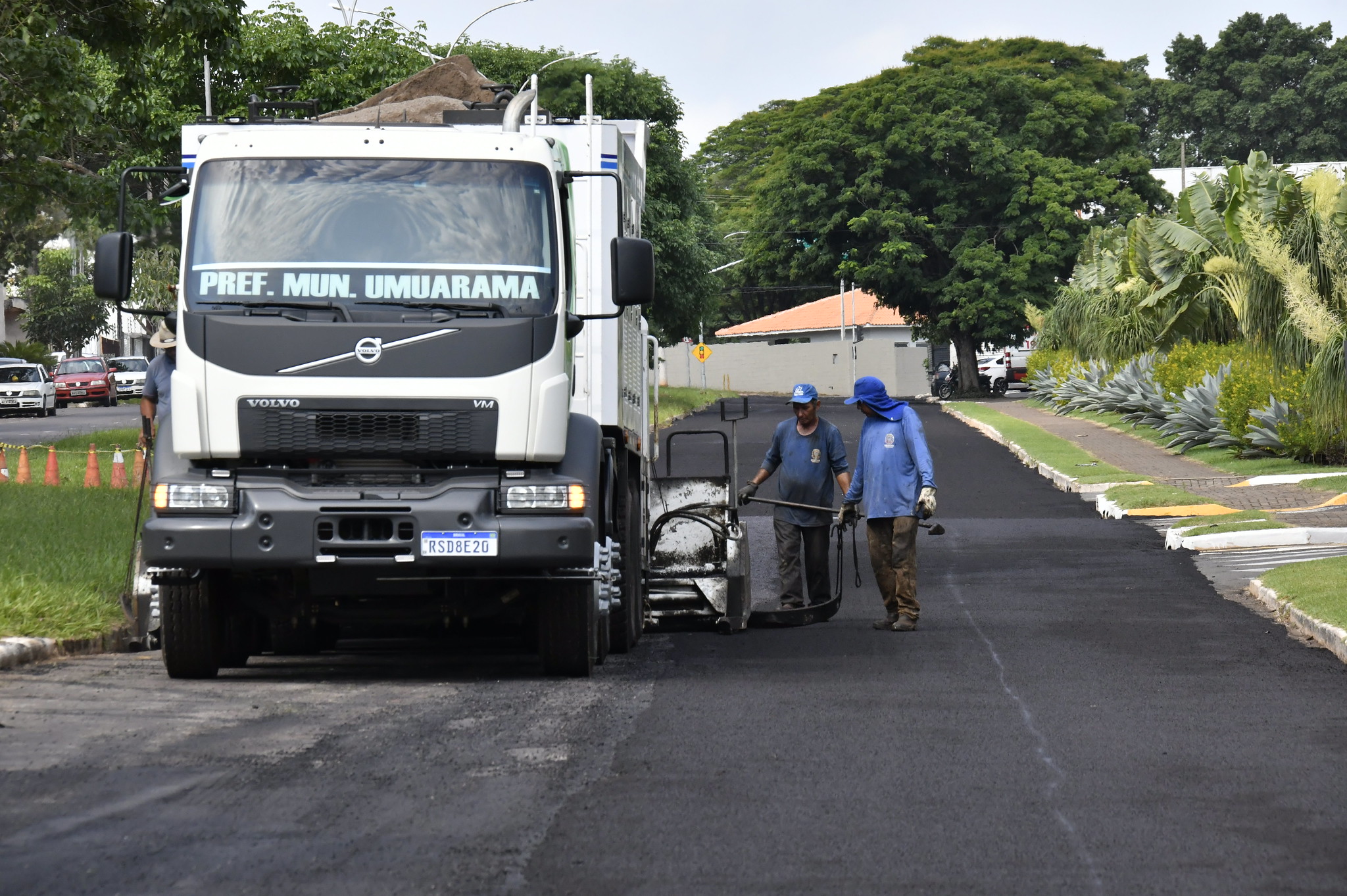caminhão realiza o serviço de micropavimentação no asfalto da avenida