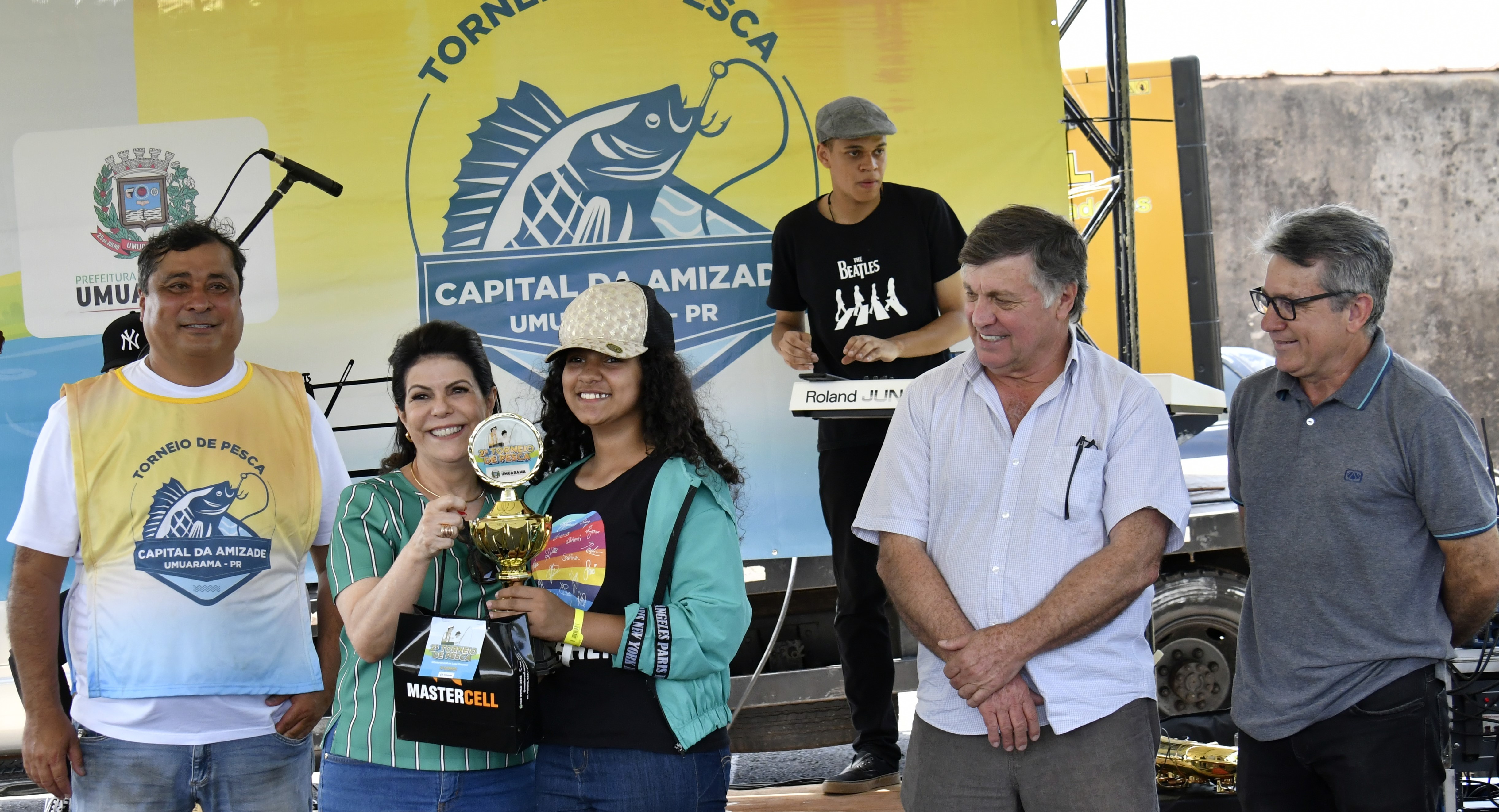 ganhadora do torneio com o prefeito e a primeira-dama