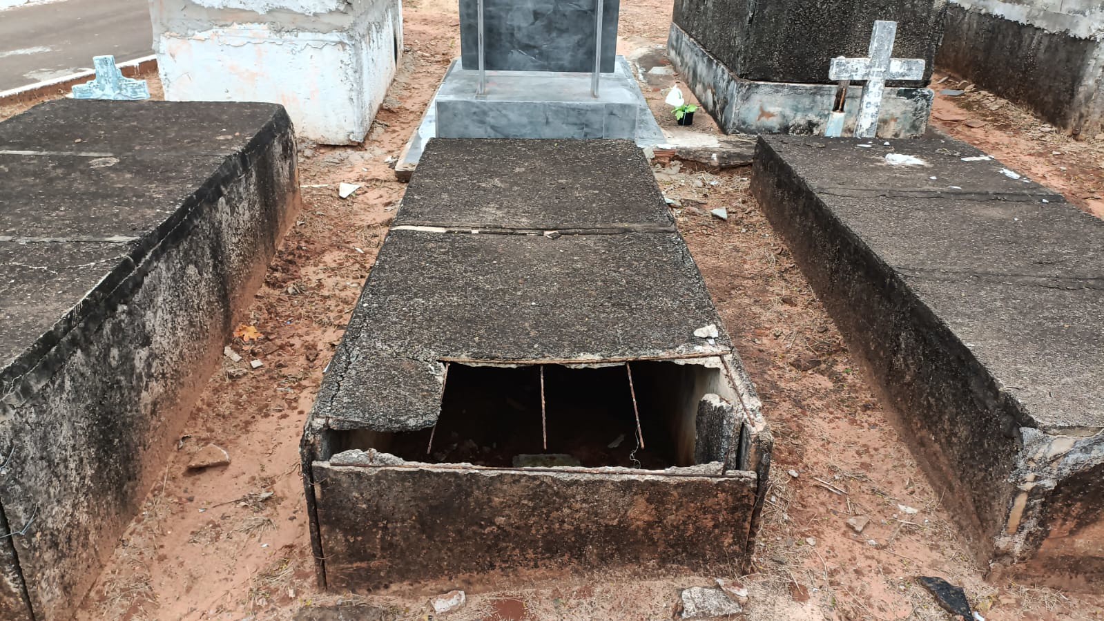 TÚMULO ABERTO ABANDONADO