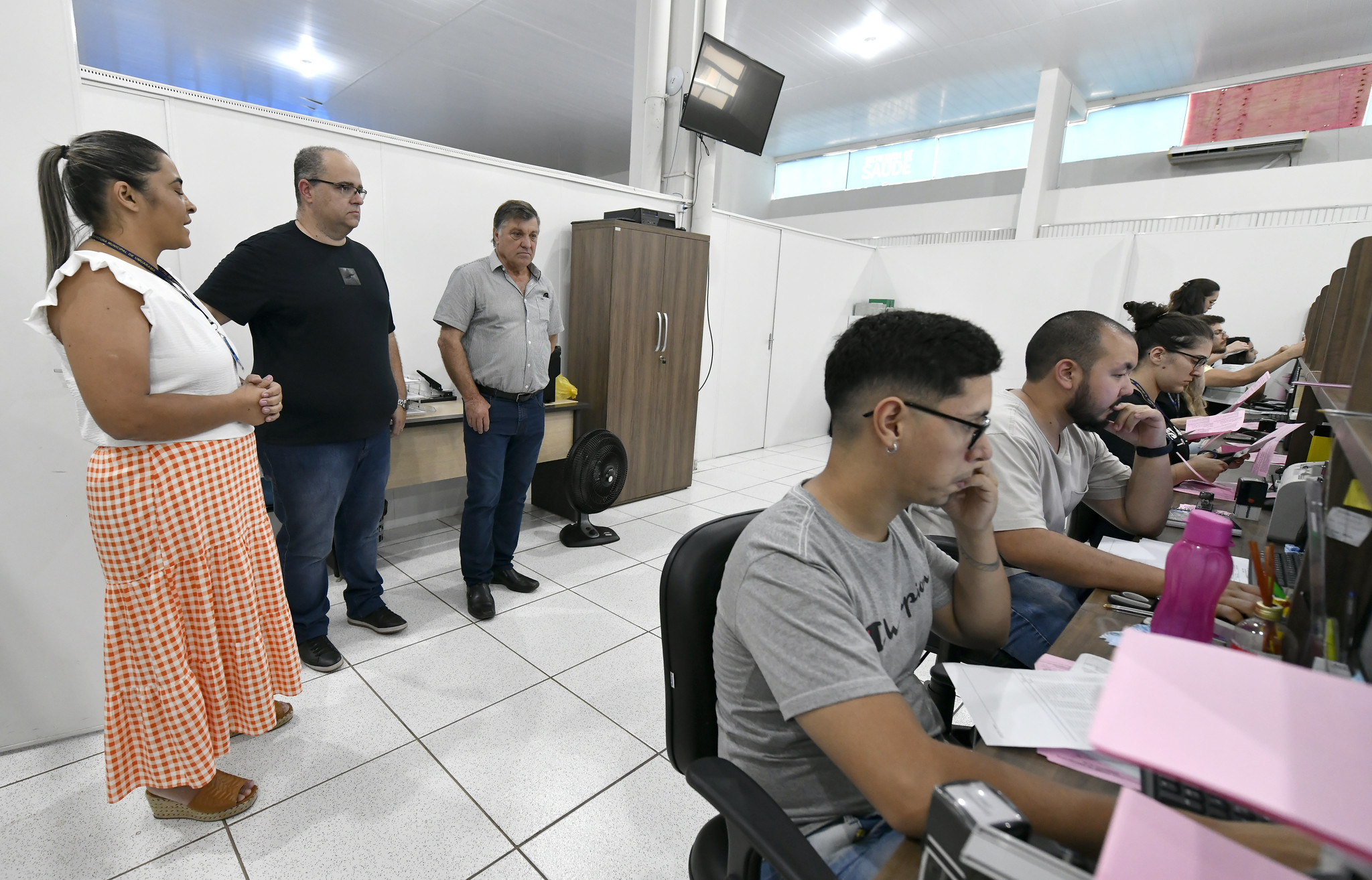 prefeito e secretário visitam servidores em estações de trabalho na secretaria da saúde