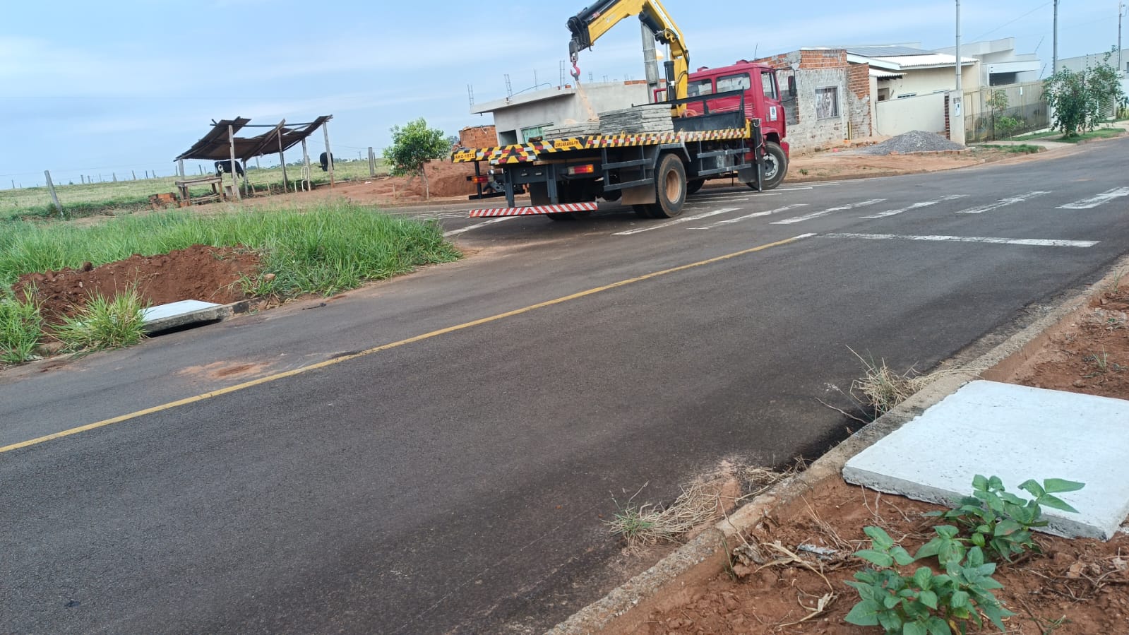 substituição de tampas de bueiros com caminhão guindaste