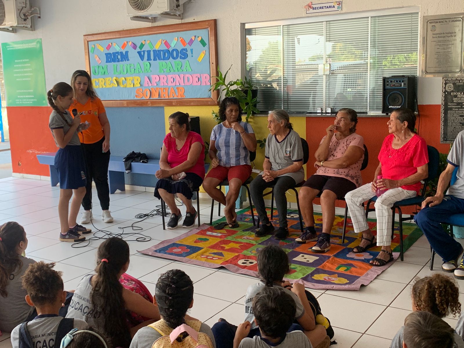 aluna adolescente entrevista idosos em atividade com alunos da educação de jovens e adultos