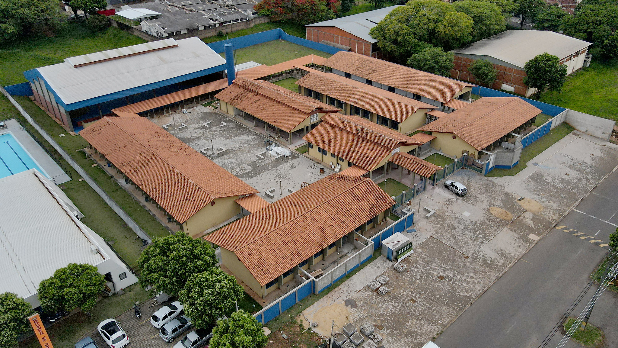 Imagem aérea da escola em construção na zona 6 de umuarama