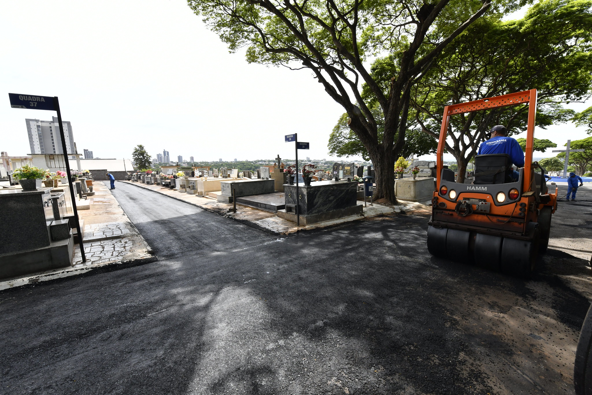 Máquina realiza reperfilamento asfáltico no cemitério municipal
