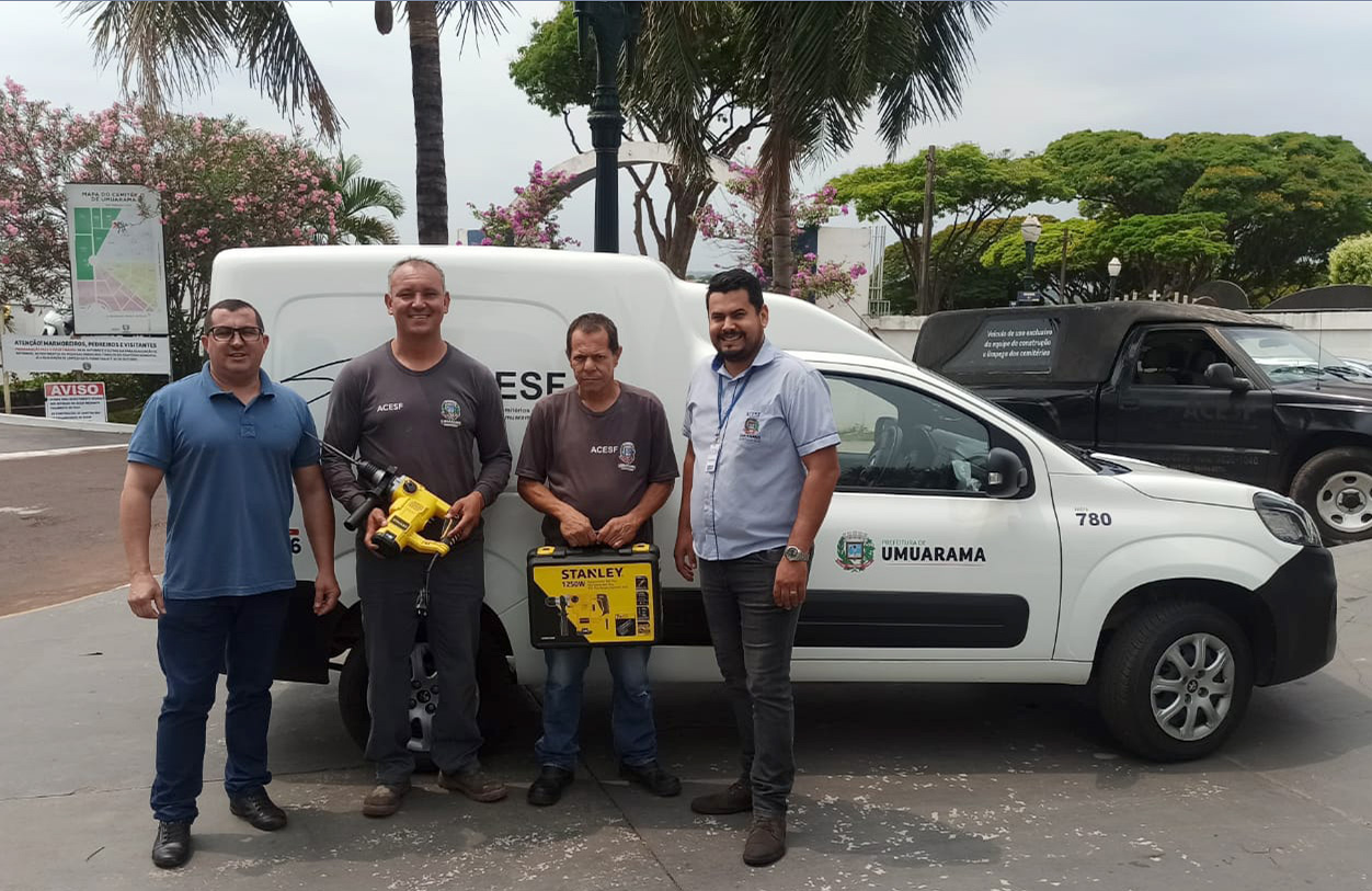 coveiros recebem equipamentos dos diretores do cemitério