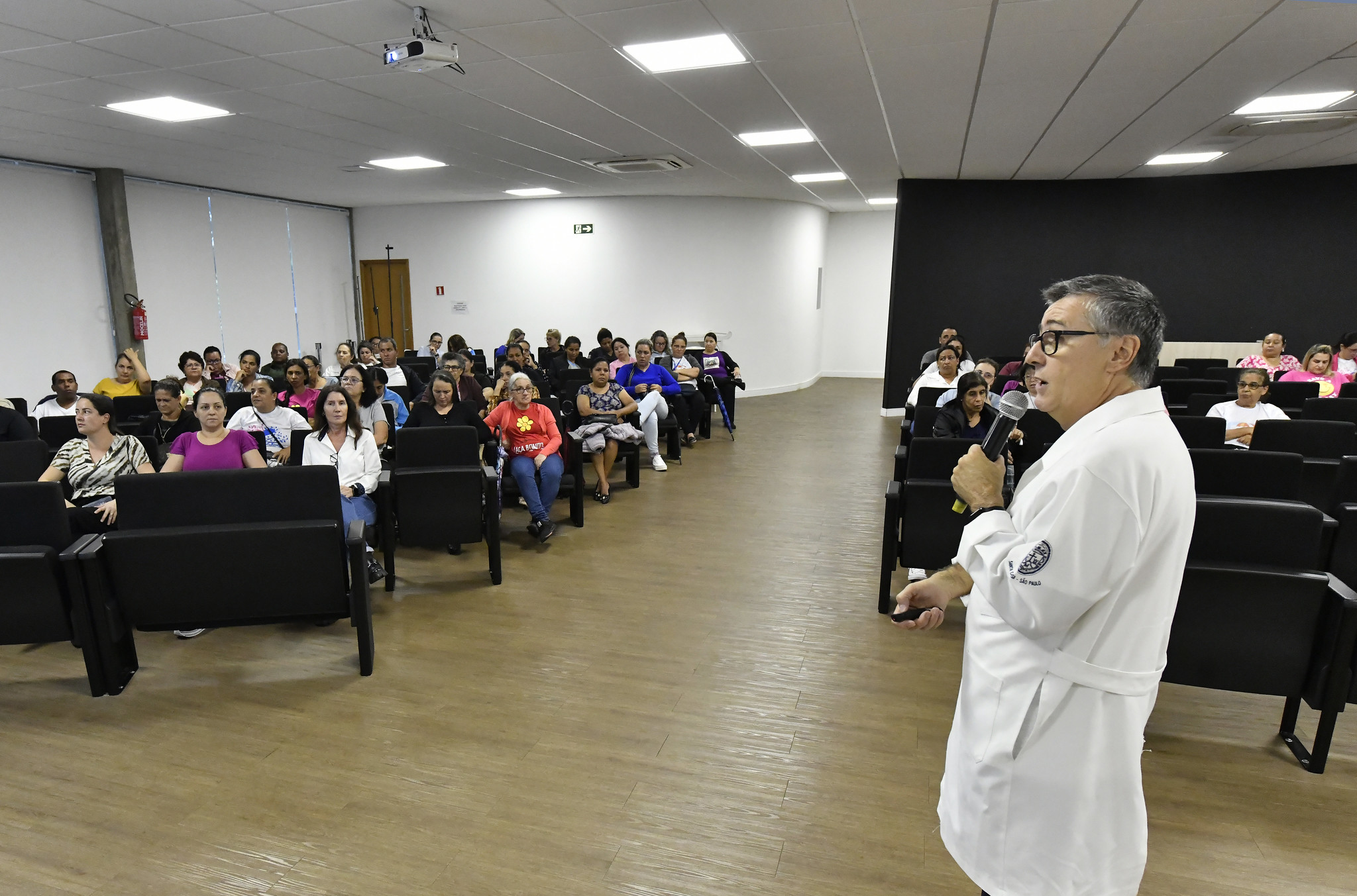 Médico infectologista Dr. Ricardo Perci faz palestra no auditório da prefeitura