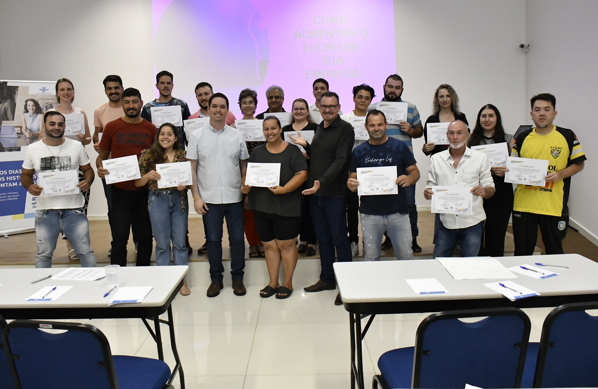ALUNOS MOSTRAM DIPLOMA/CERTIFICADO