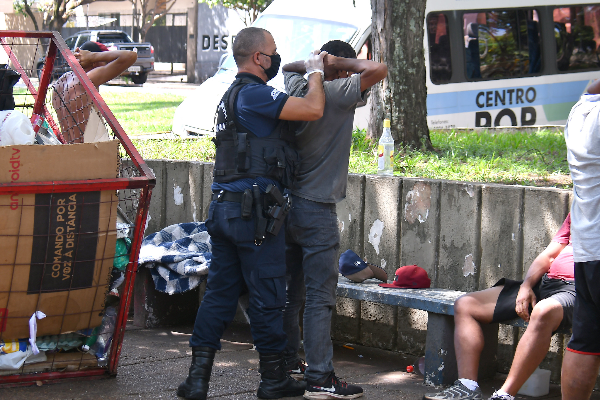 guarda faz abordagem a pessoa em situação de rua