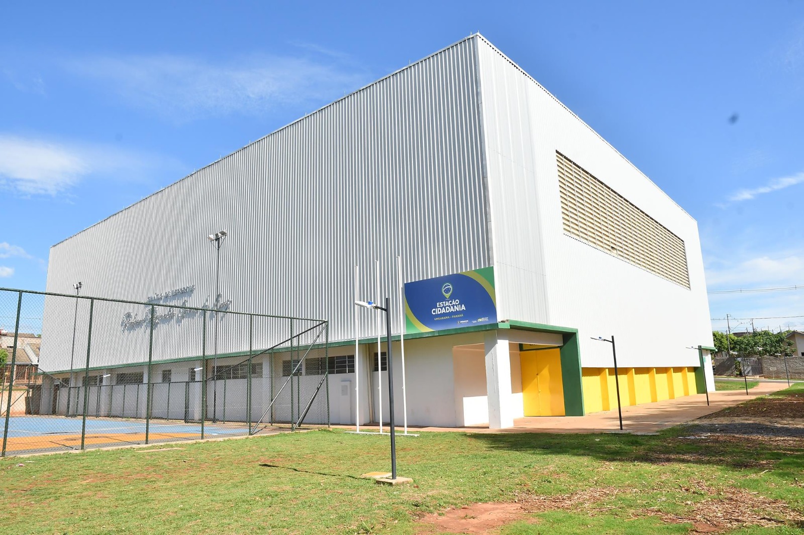 Imagem externa do ginásio de esportes do conjunto sonho meu