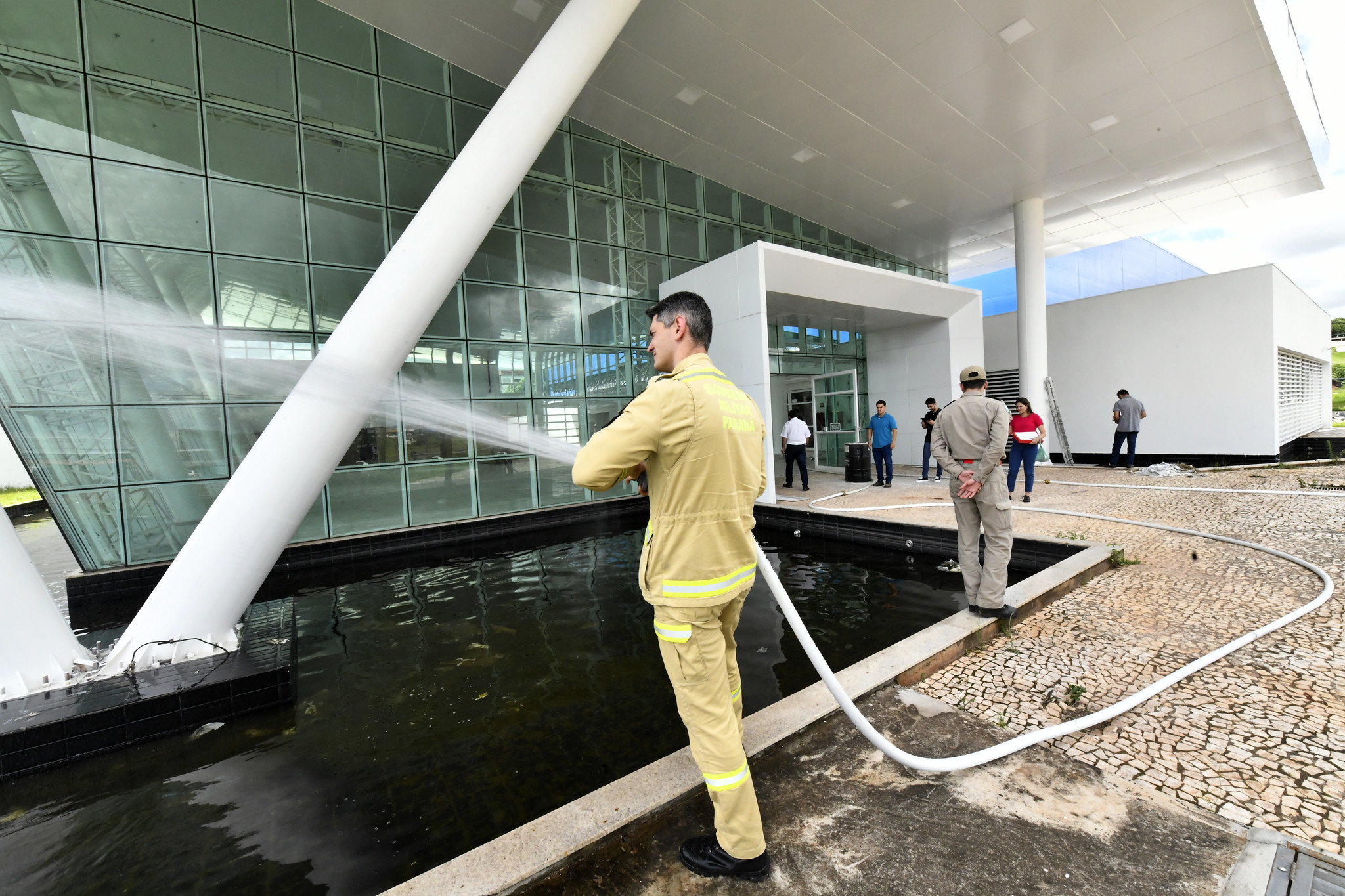bombeiros fazem teste com mangueira de combate a incêndios