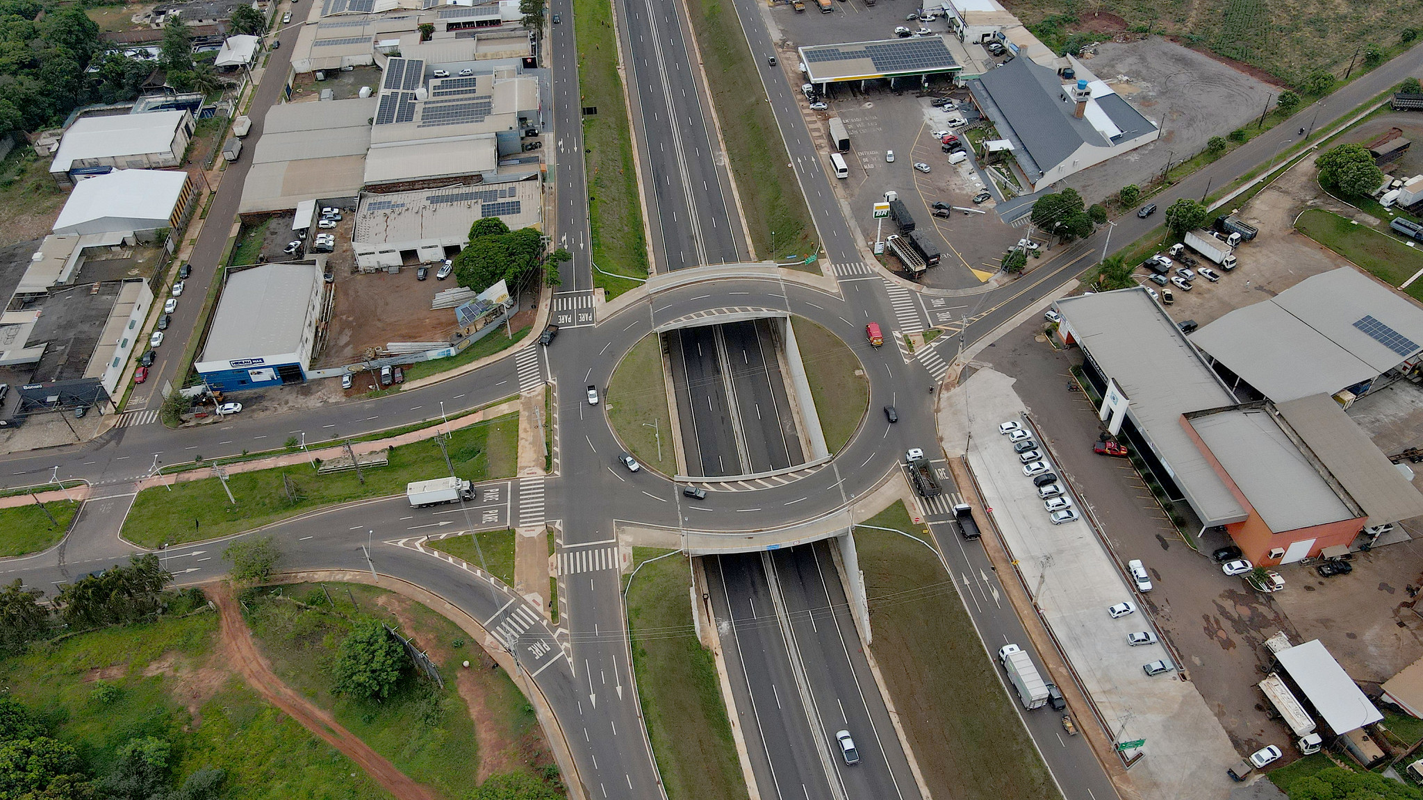 imagem aérea do trevo com viaduto e da rodovia