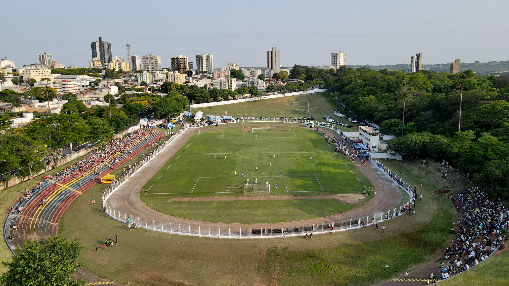 vista aérea do estádio com torcida nas arquibancadas e prédios ao fundo