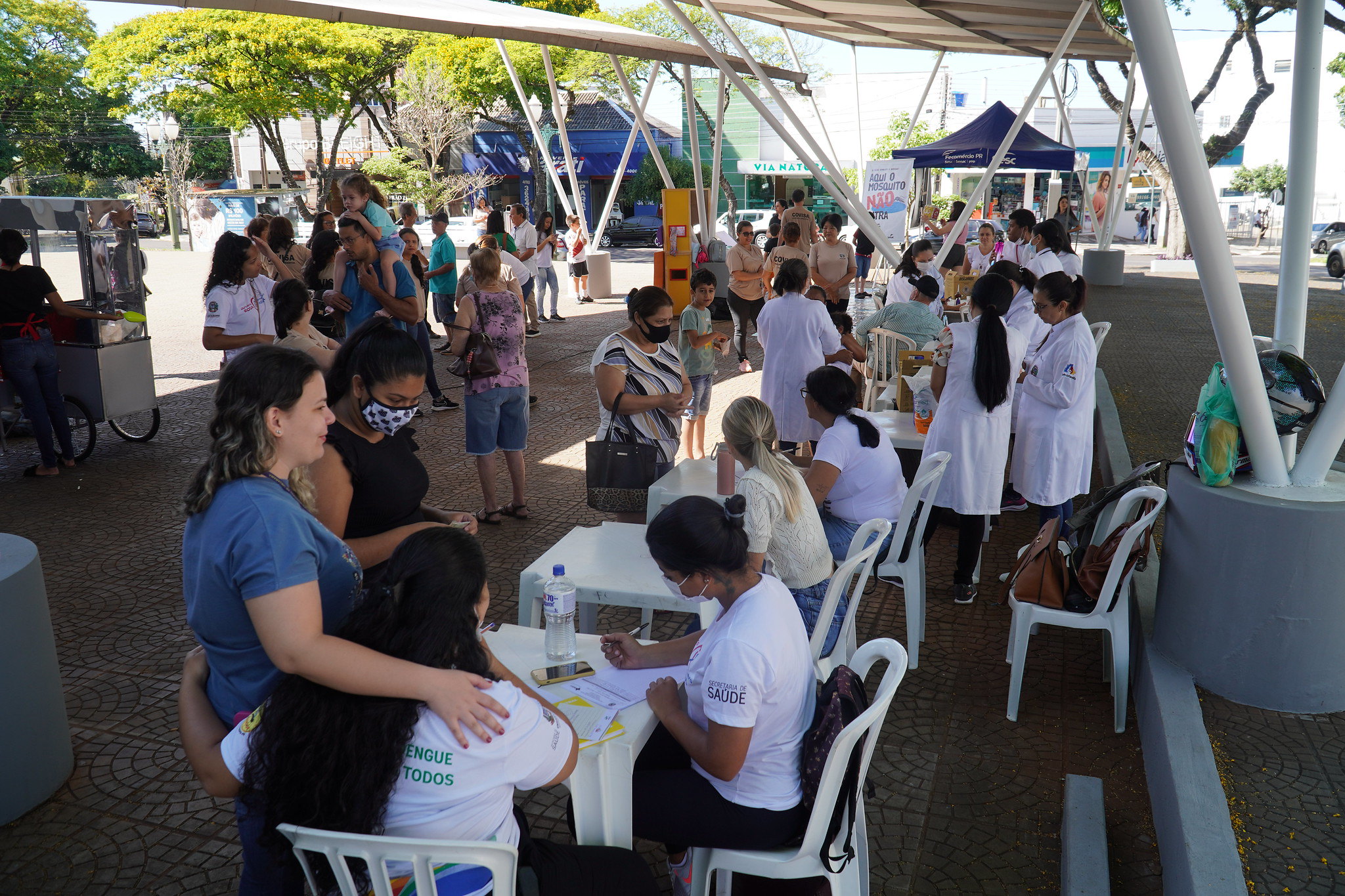 imagem de atendimentos realizados na praça, em prevenção à dengue