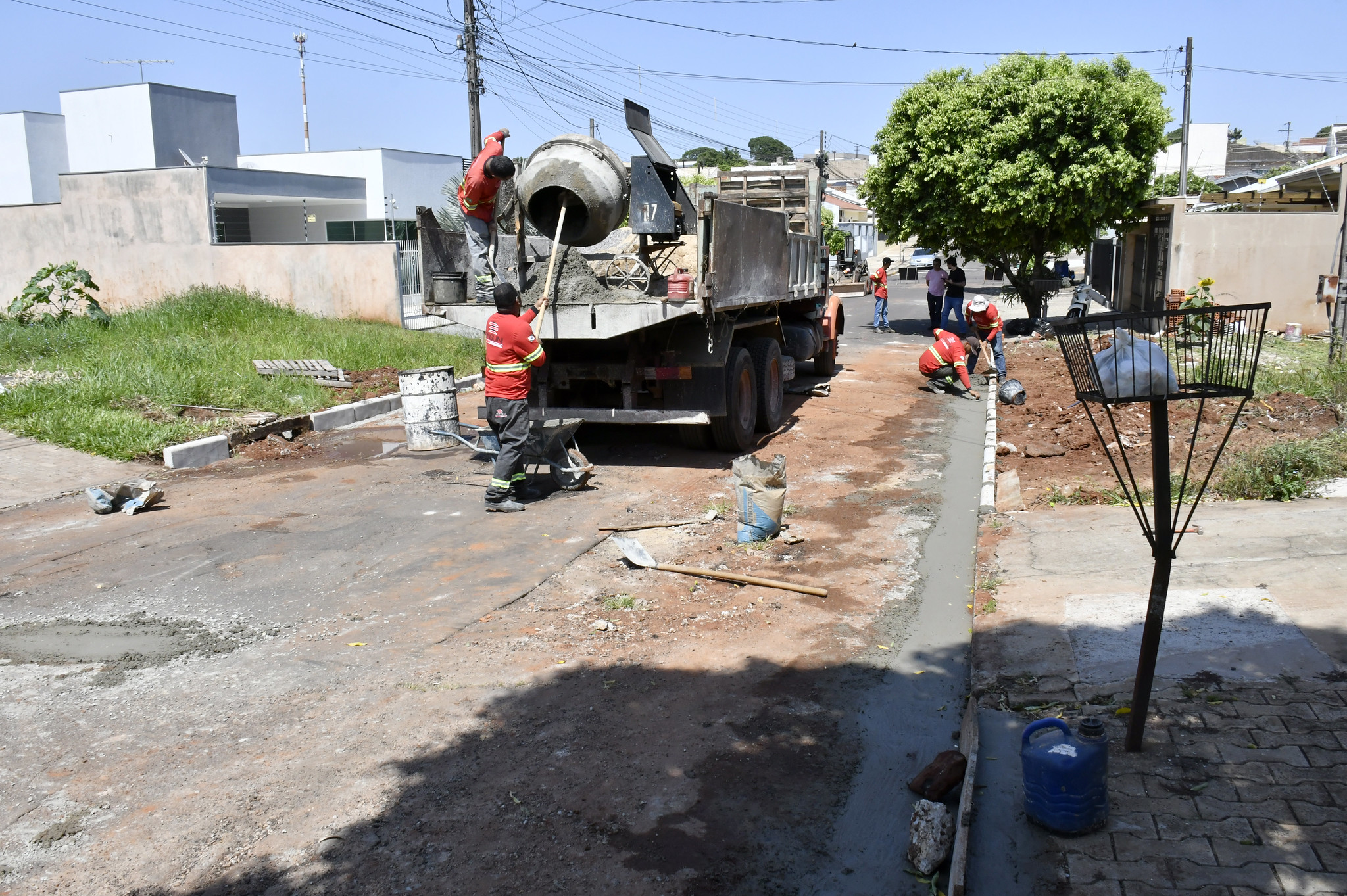 trabalhadores realizam serviços preliminares para recapeamento asfáltico