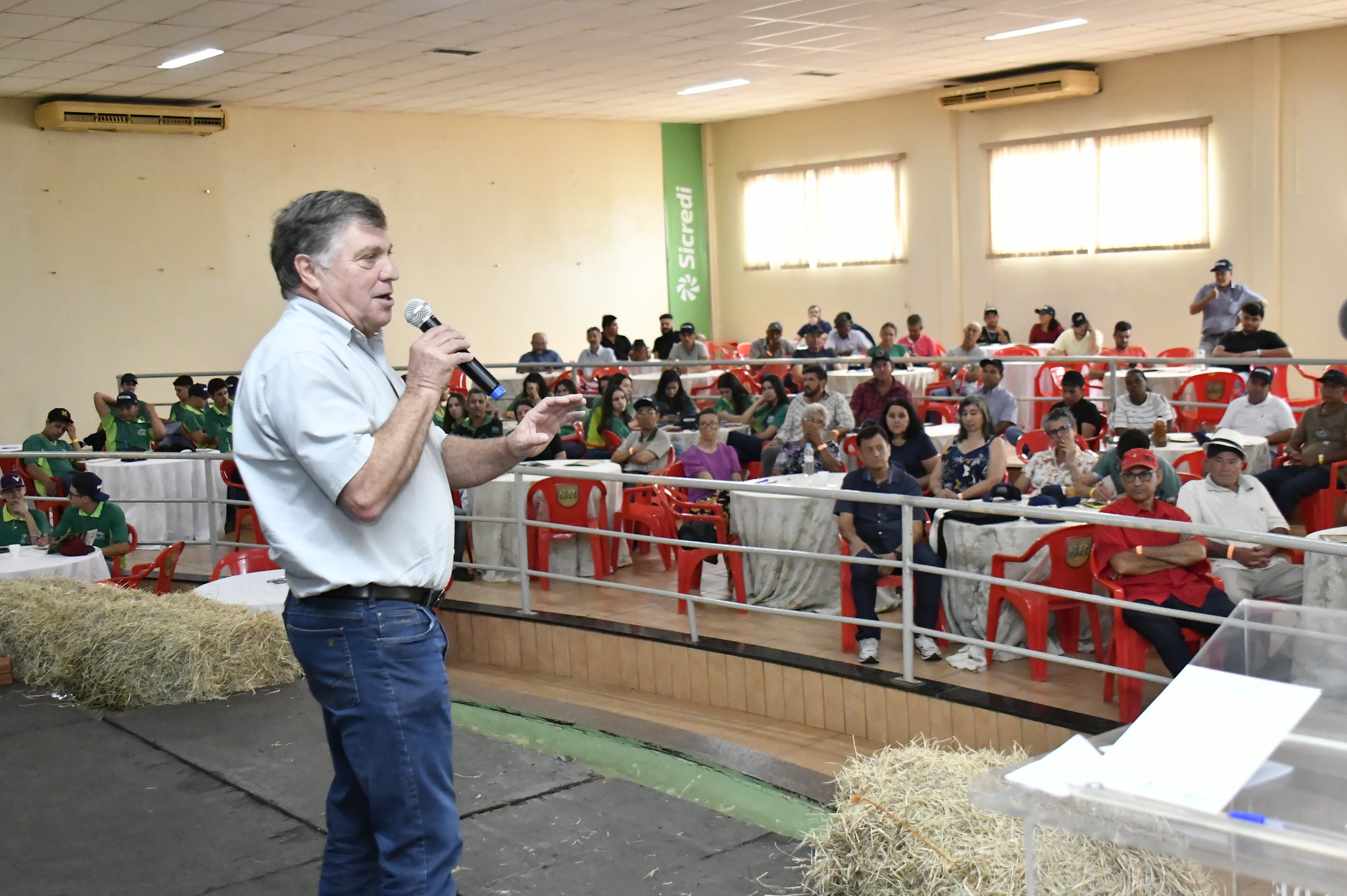 prefeito celso pozzobom discursa para o público presente ao seminário regional