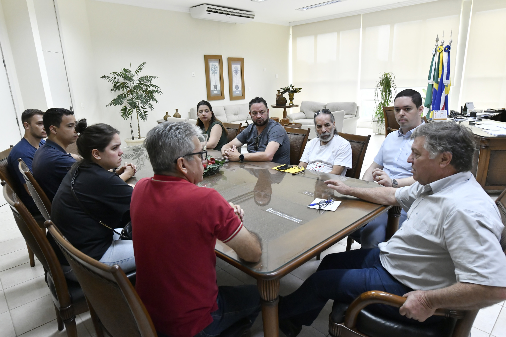 reunião no gabinete com prefeito, com secretários municipais e assessores do governador