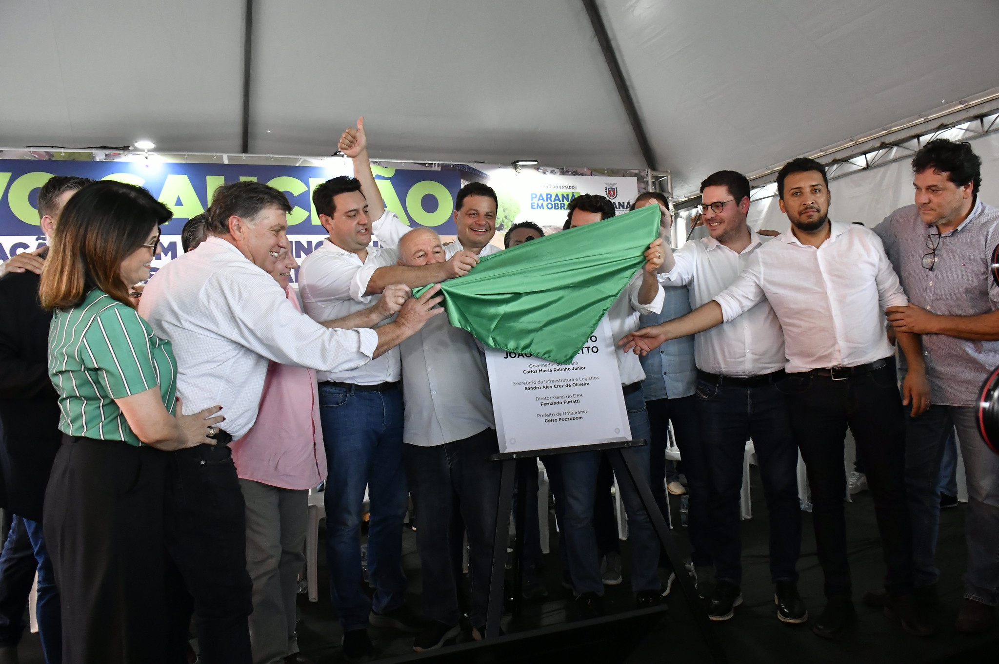 primeira dama, prefeito, governador e secretário fazem sinal de positivo