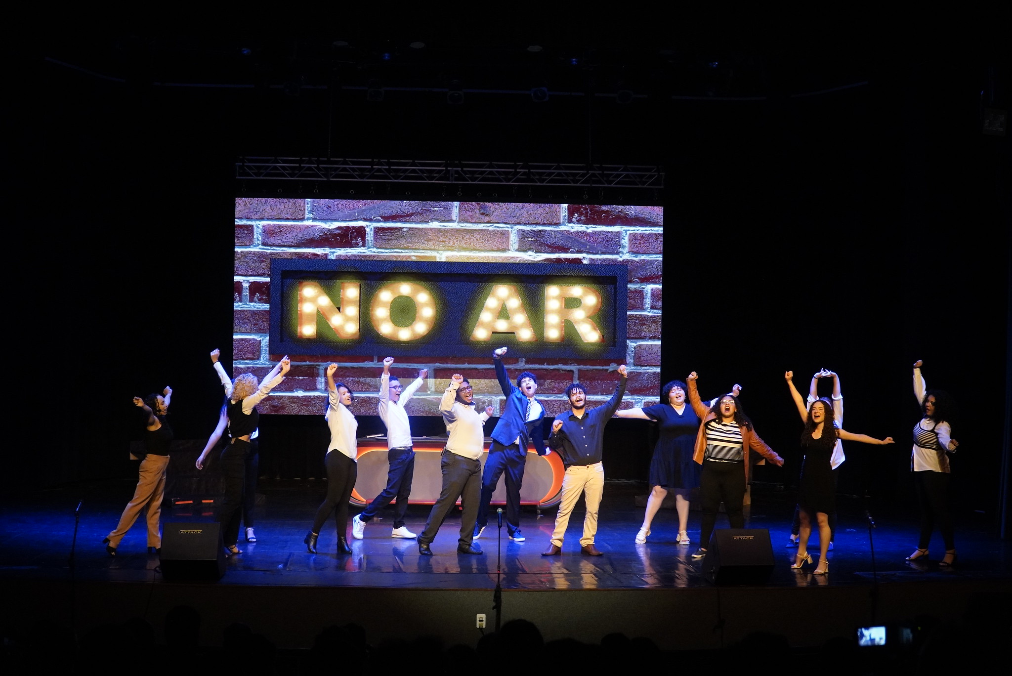 palco do centro cultural espetáculo várias pessoas artistas