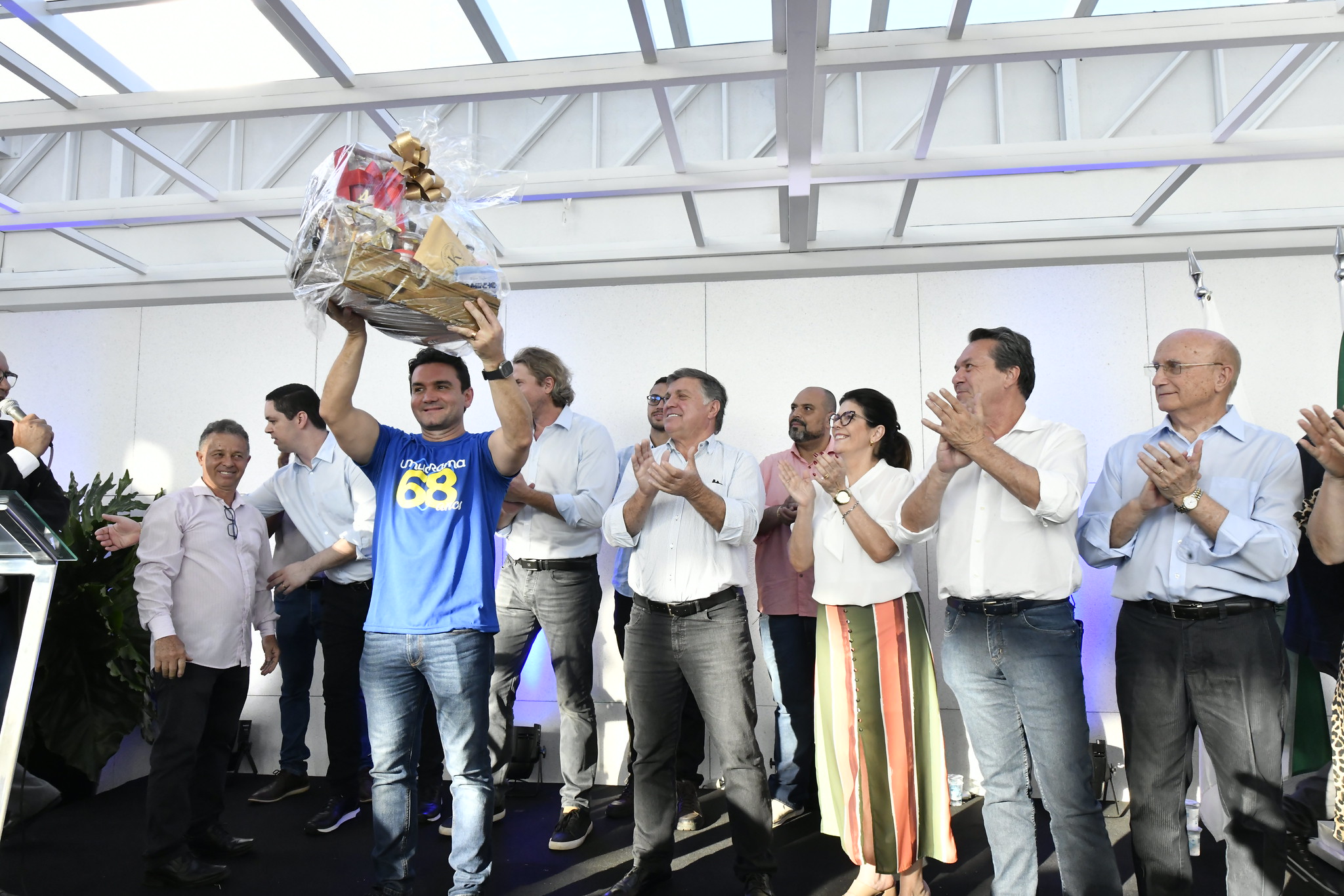 ministro do turismo celso sabino recebe cesta de produtos da região na inauguração do centro de eventos de Umuarama