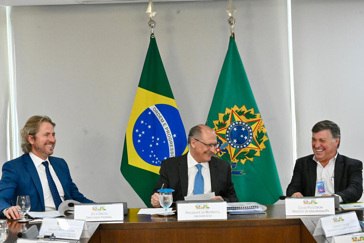 prefeito ao lado do presidente e do deputado federal, à frente de bandeiras do brasil