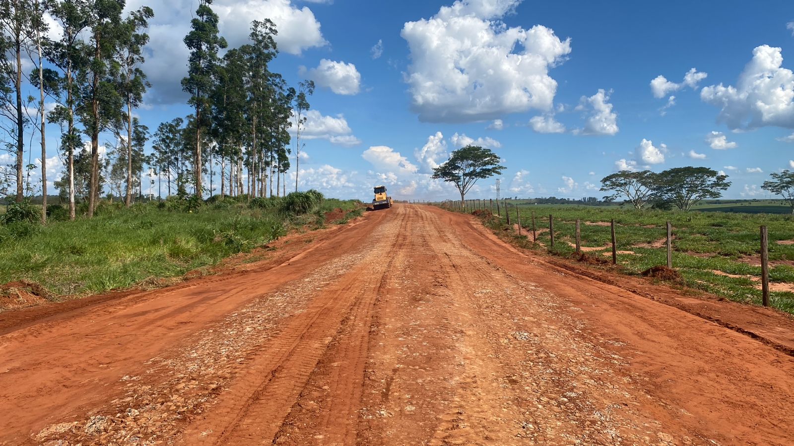máquina faz serviços de adequação em estrada rural não pavimentada