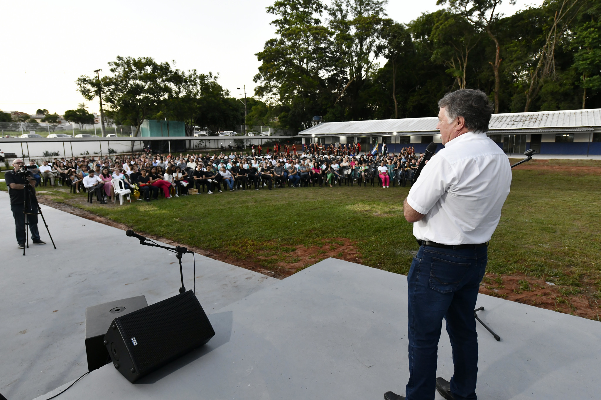 Prefeito discursa na reinauguração