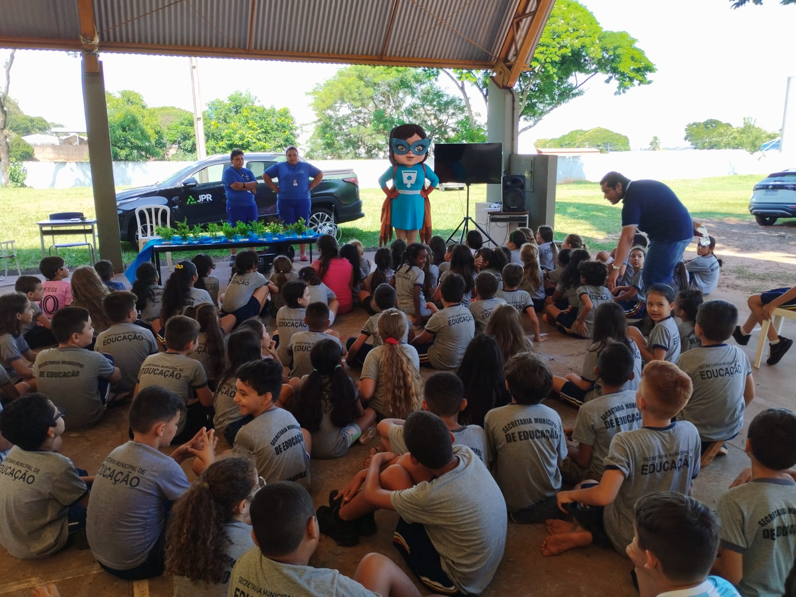super-heroína Sane com alunos da escola Tempo Integral