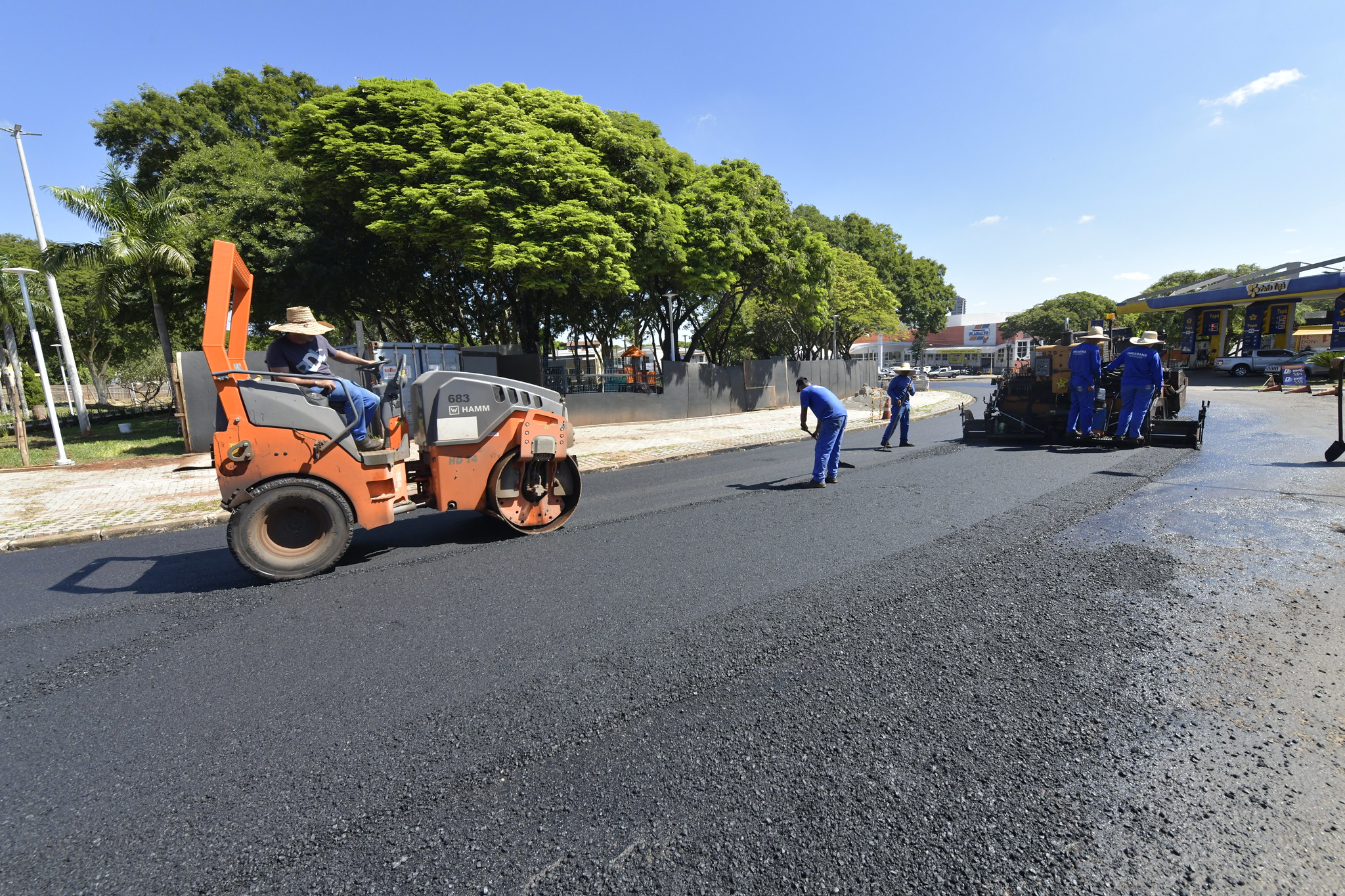 máquinas realizam recapeamento do asfalto