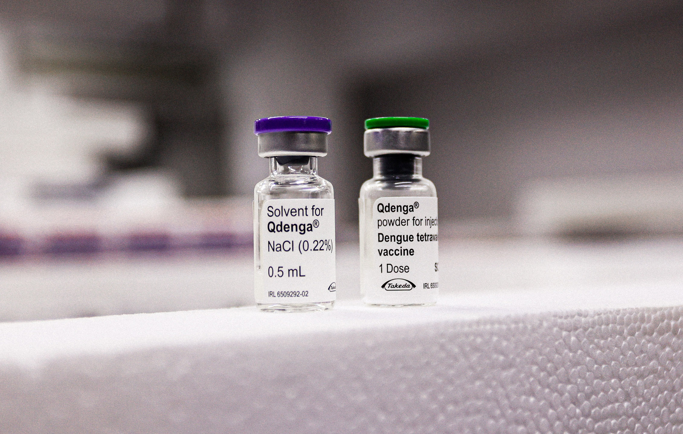 dois frascos da vacina contra dengue