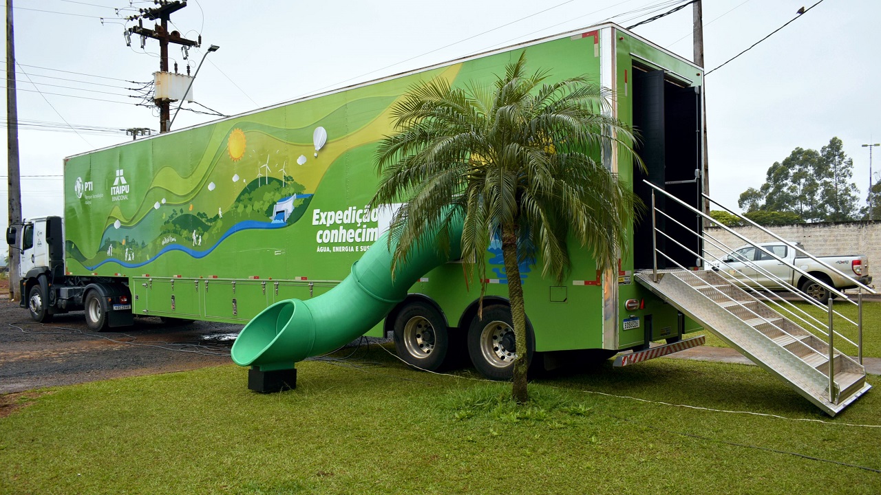 na foto a carreta do projeto expedição do conhecimento