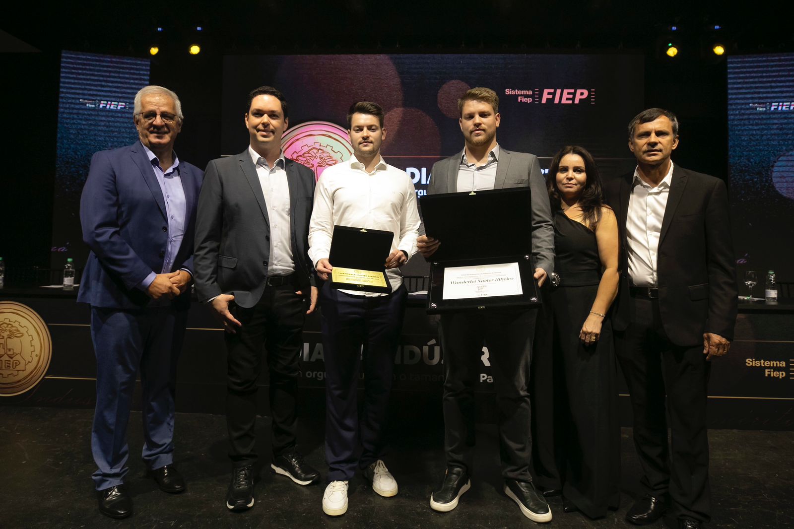 foto das personalidades políticas e familiares do homenageado recebendo o título