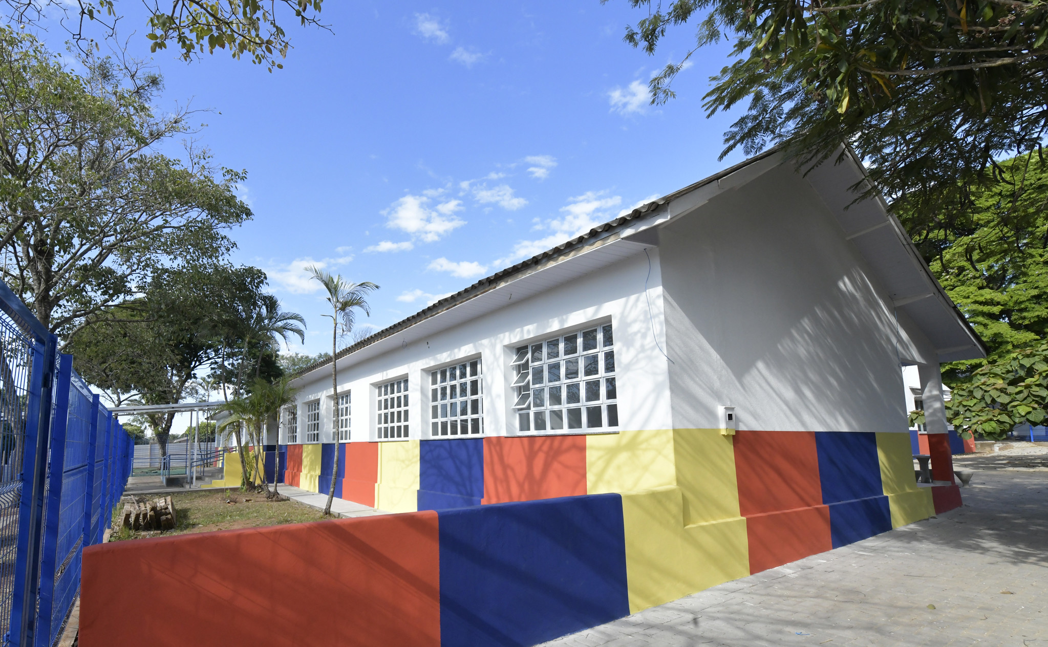 imagem da fachada da escola, já pintada e finalizada