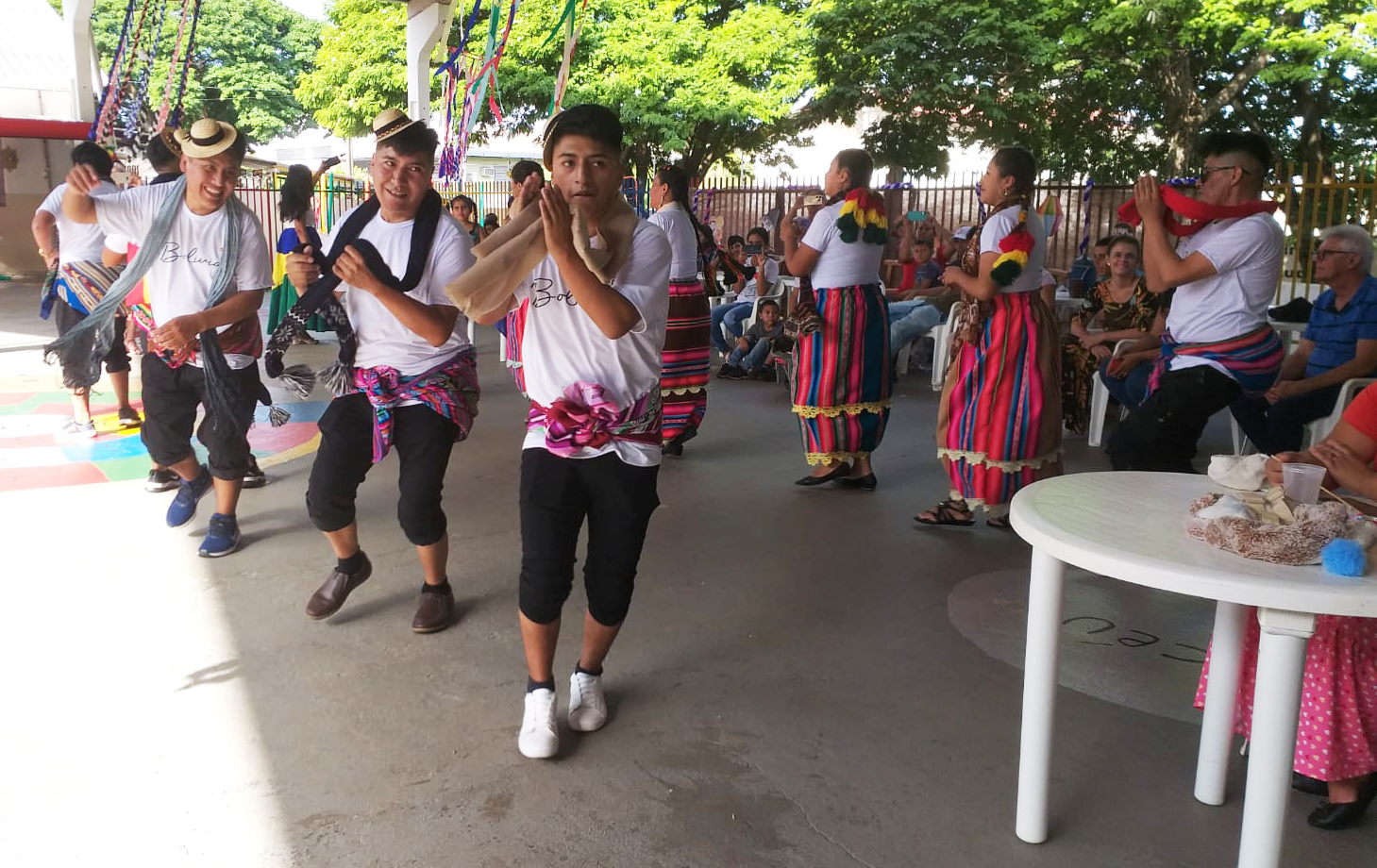 grupo faz apresentação cultural em evento do dia dos migrantes