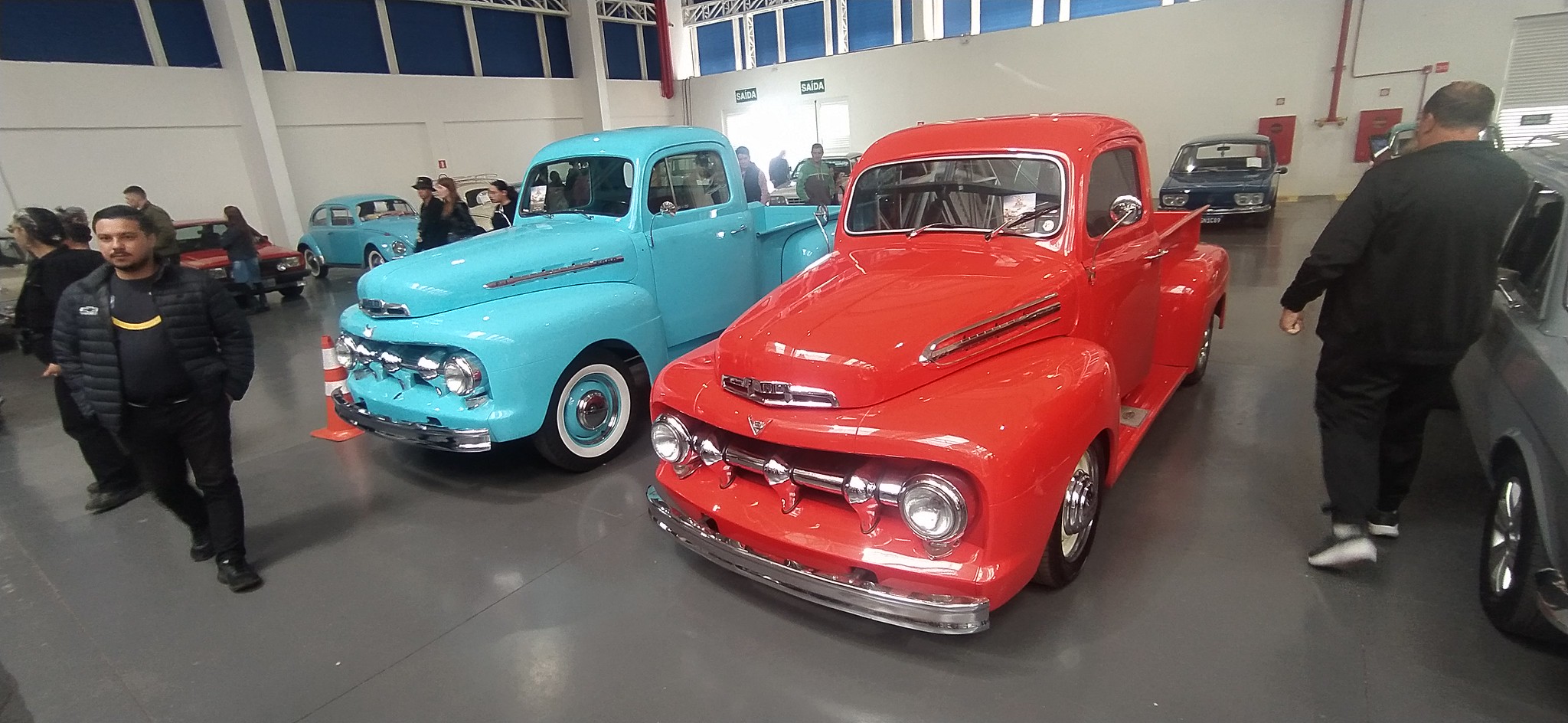 carros antigos em exposição