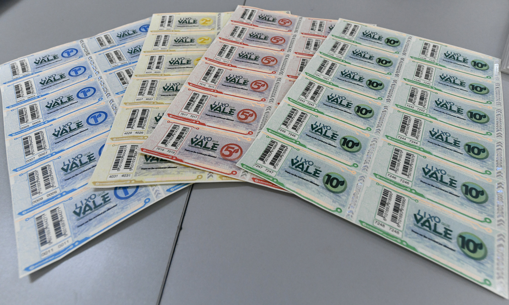 moedas verdes que serão utilizadas na troca de recicláveis por alimentos