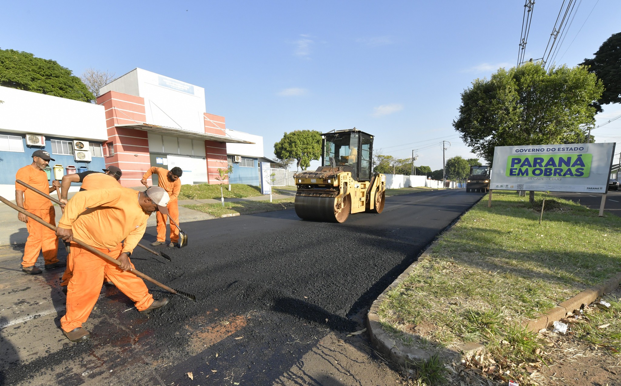 operários trabalham no recapeamento asfáltico