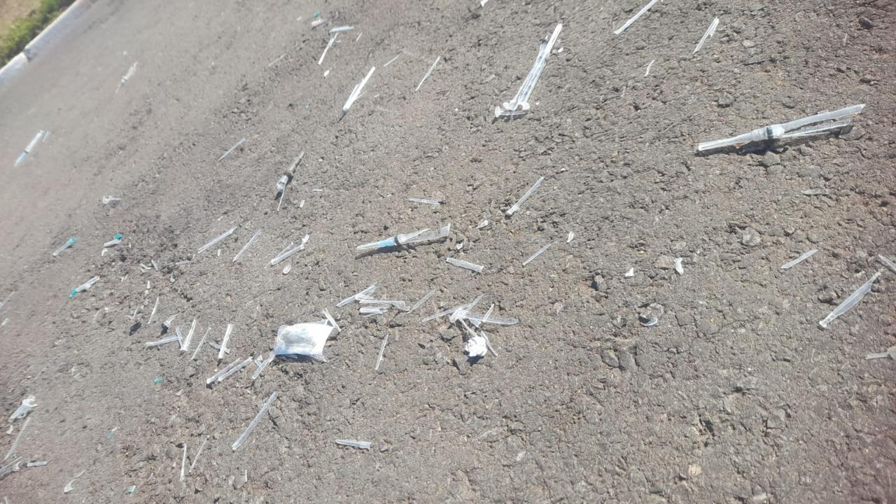 Descarte irregular de agulhas e seringas assusta moradores; saiba o que fazer