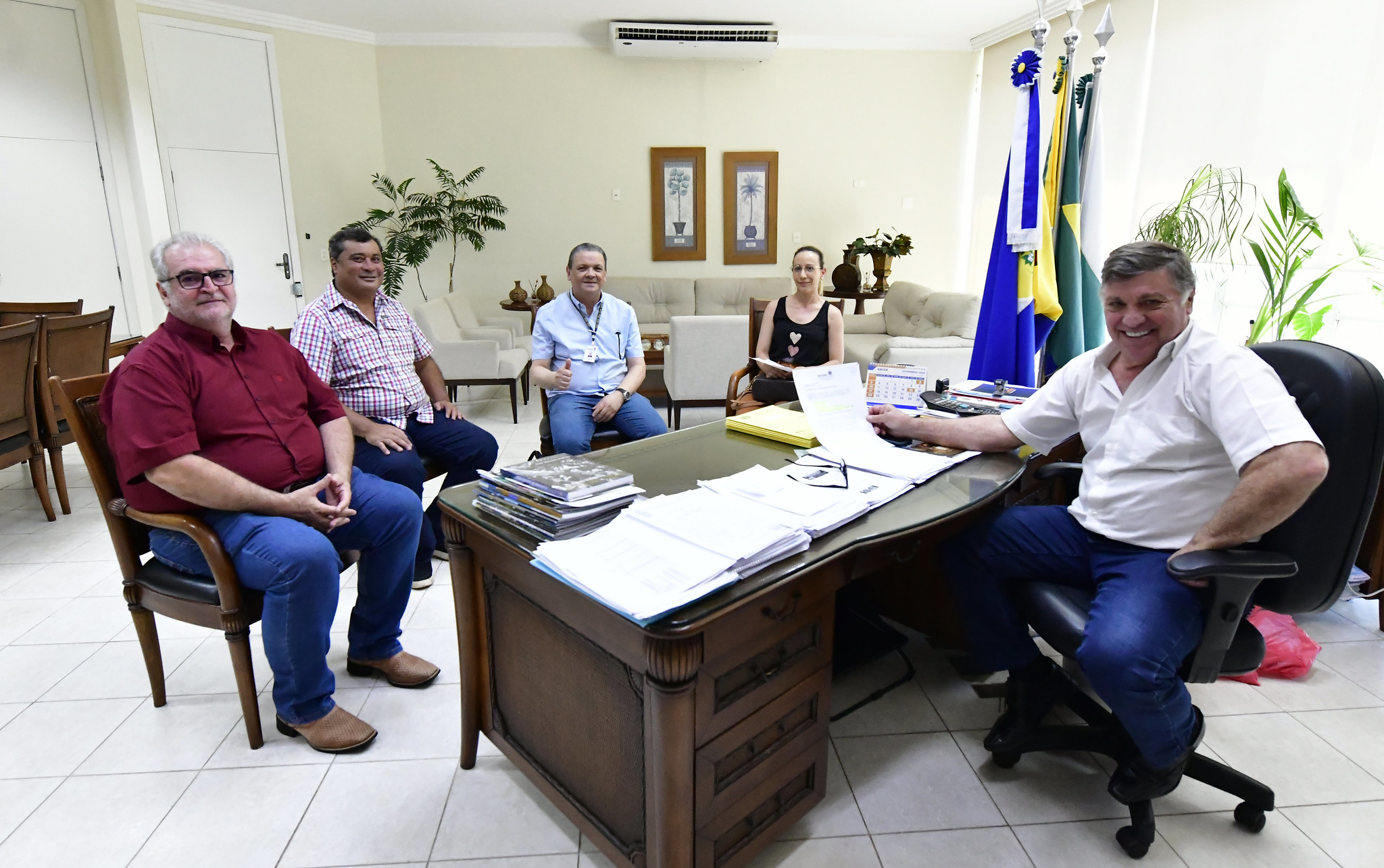 prefeito recebe equipe da Seab, secretário e nutricionista no gabinete