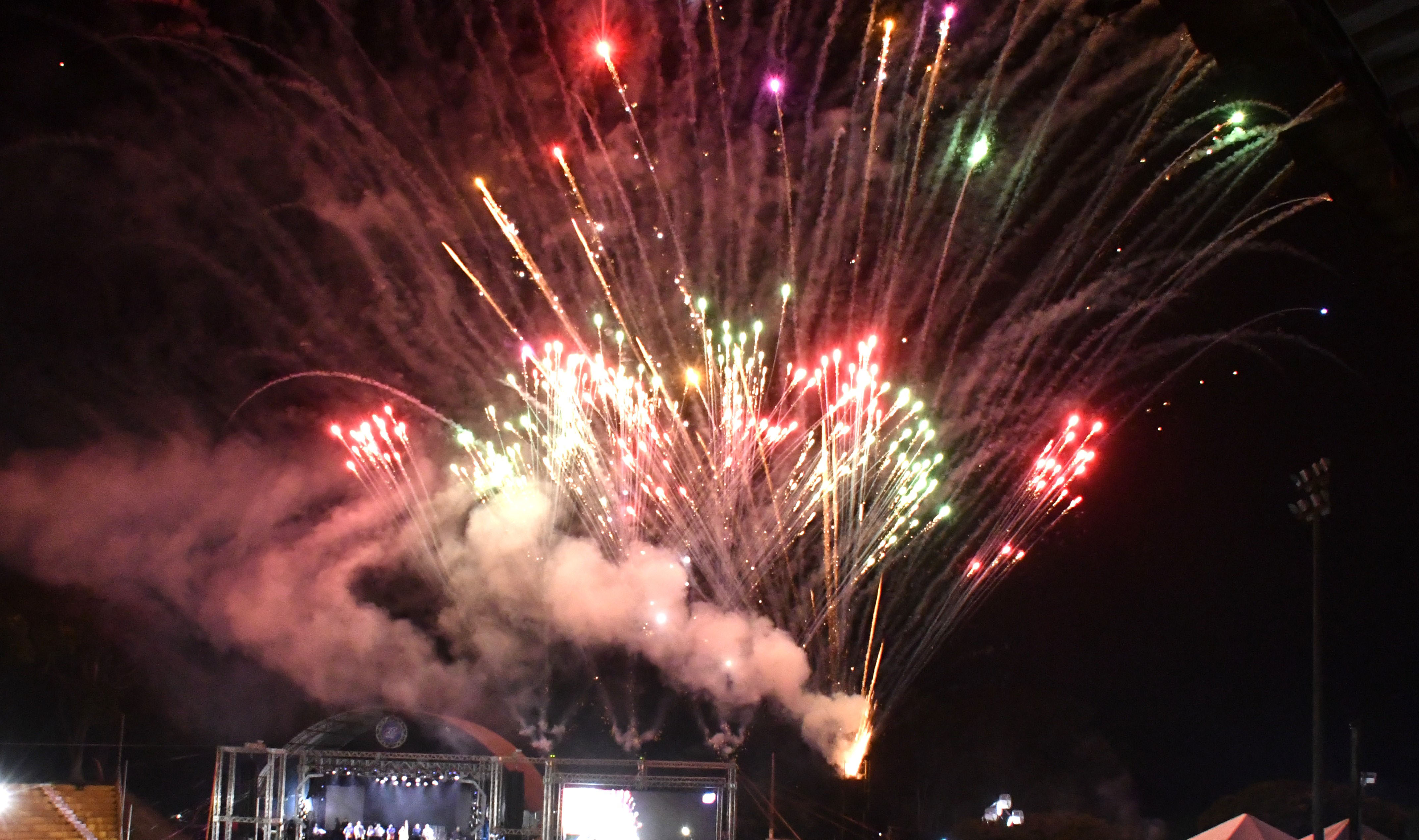 imagem de fogos de artifício coloridos em céu noturno